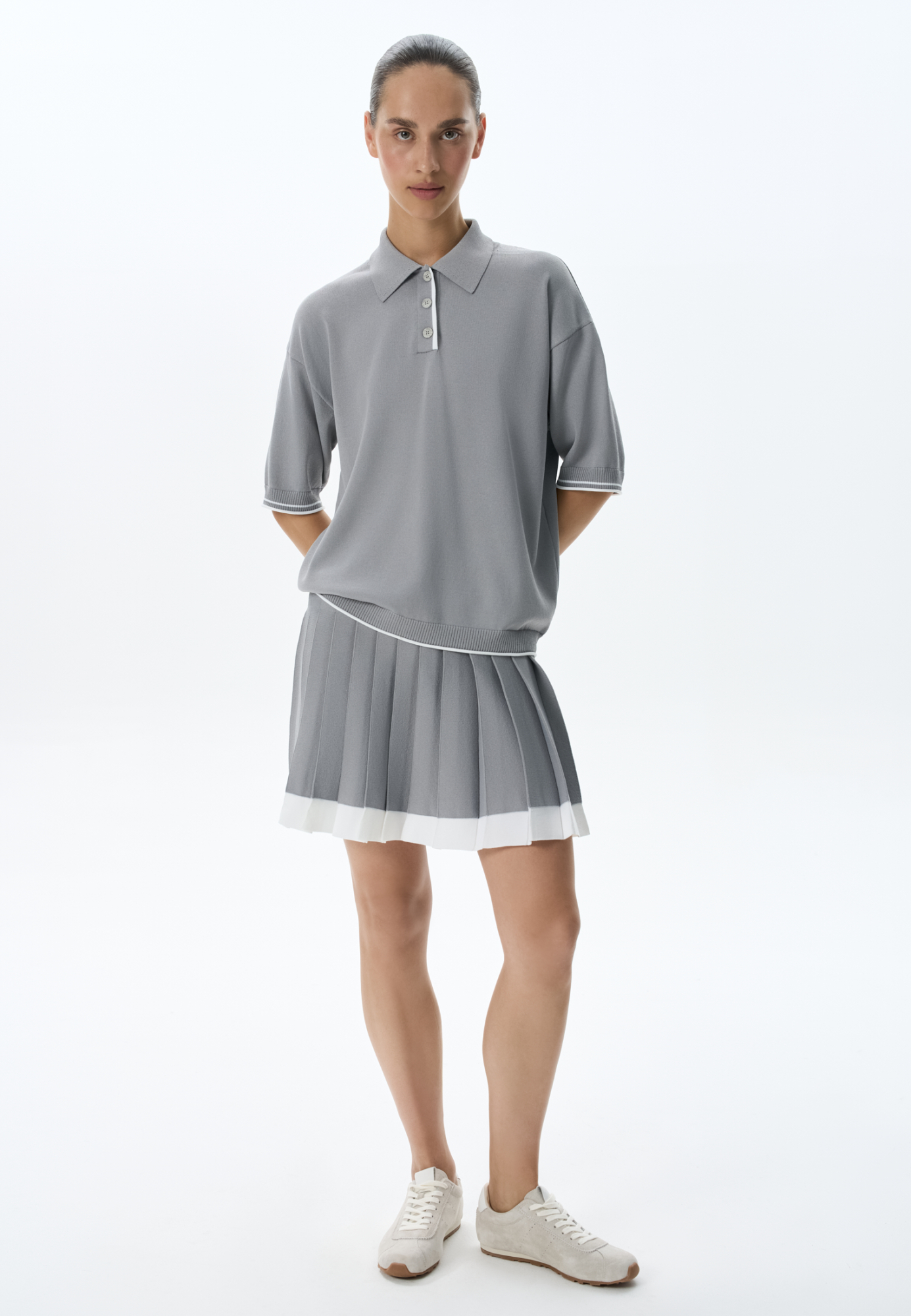 Трикотажная юбка плиссе длины мини из вискозы. Модель с широким эластичным поясом в рубчик. Пояс и нижняя часть юбки выполнены из пряжи контрастного цвета.