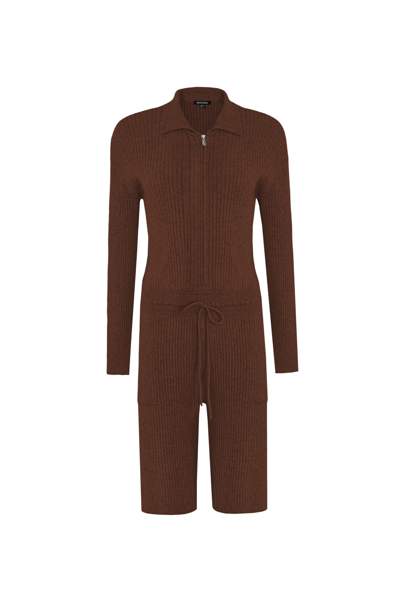 Трикотажный комбинезон из шерсти с добавлением кашемира. Верхняя часть изделия выполнена с длинным рукавом и отложным воротником, Застежка на молнию. Нижняя часть - представляет собой шорты на кулиске с боковыми карманами. 