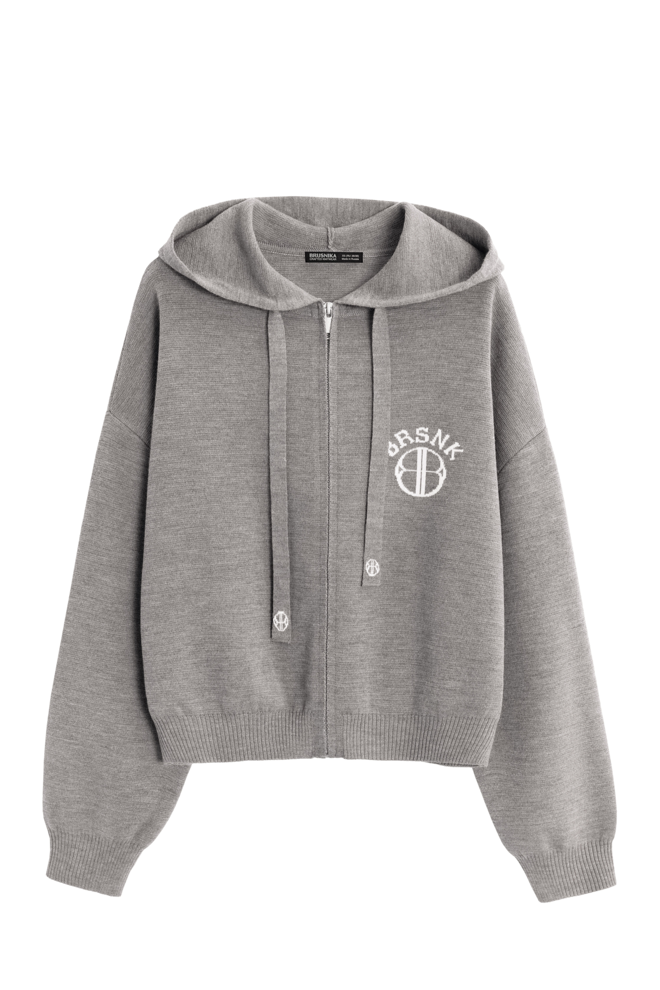 Трикотажный бомбер в спортивном стиле из шерсти с добавлением акрила. Модель свободного силуэта со спущенной линией плеча и капюшоном на кулиске. Низ изделия и манжеты рукавов выполнены на эластичной резинке. Изделие декорировано брендированным жаккардом на груди и шнурке. Застежка на молнию.