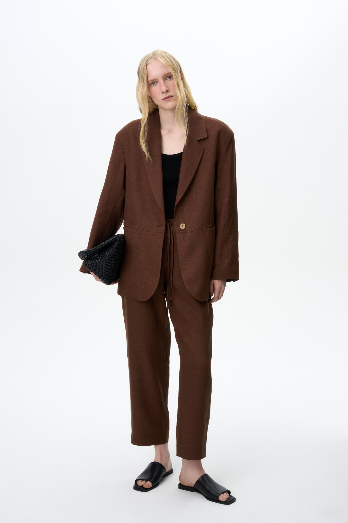 Брюки-бананы из 100% льна. Модель свободного силуэта с эластичным поясом на кулиске и боковыми карманами. Дополнить образ можно жакетом в таком же стиле.