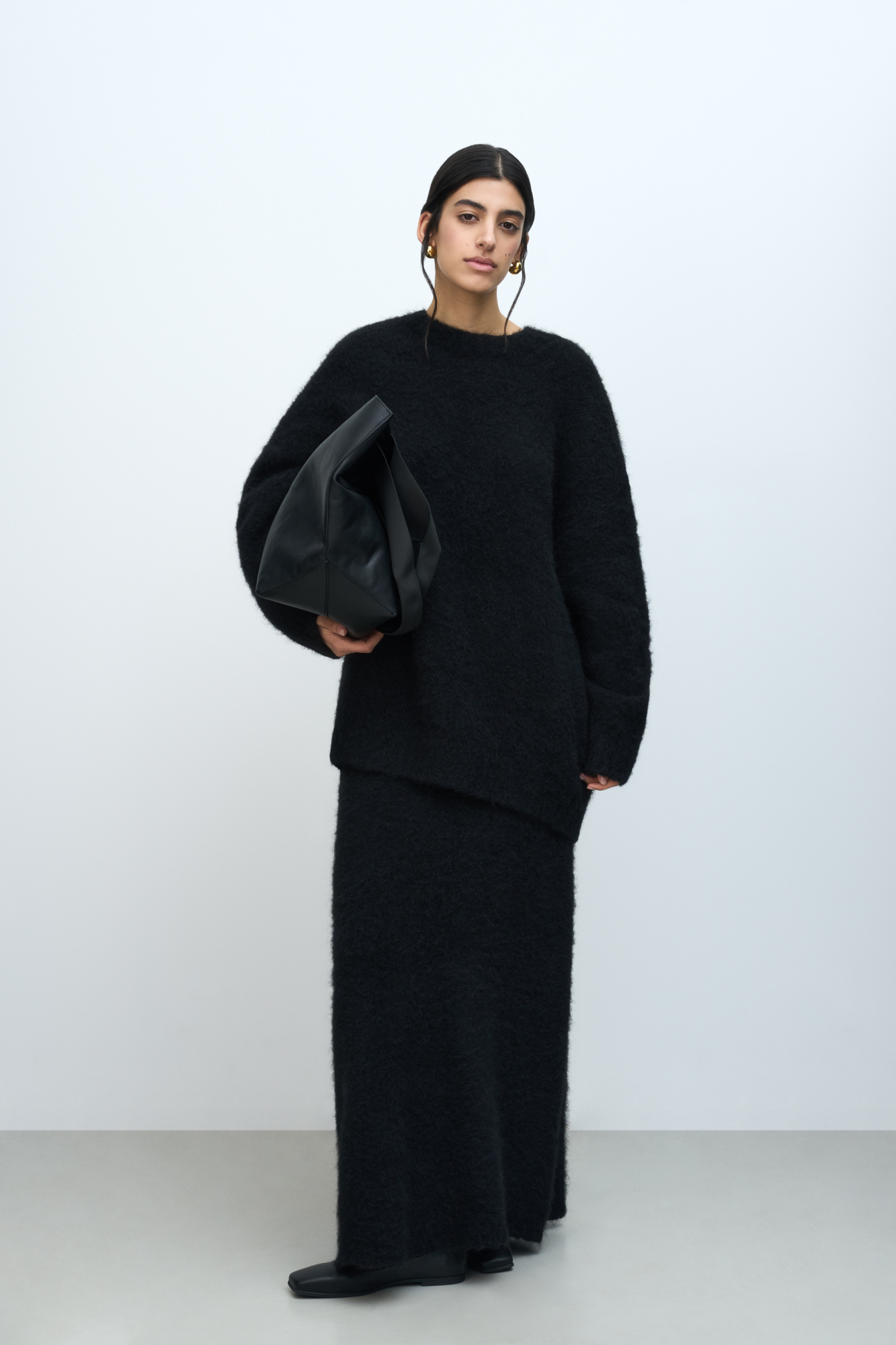 Трикотажная юбка из пушистой пряжи на основе шерсти альпака. Модель приталенного силуэта длины макси с эластичным поясом на резинке.