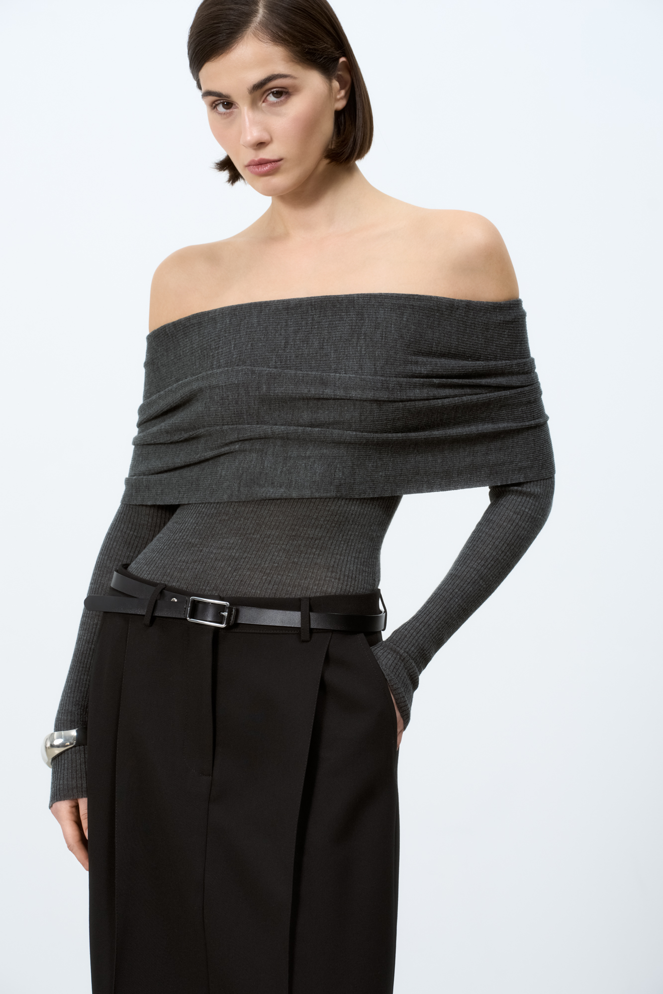 Трикотажный шерстяной топ с длинным рукавом и открытой линией плеч. 