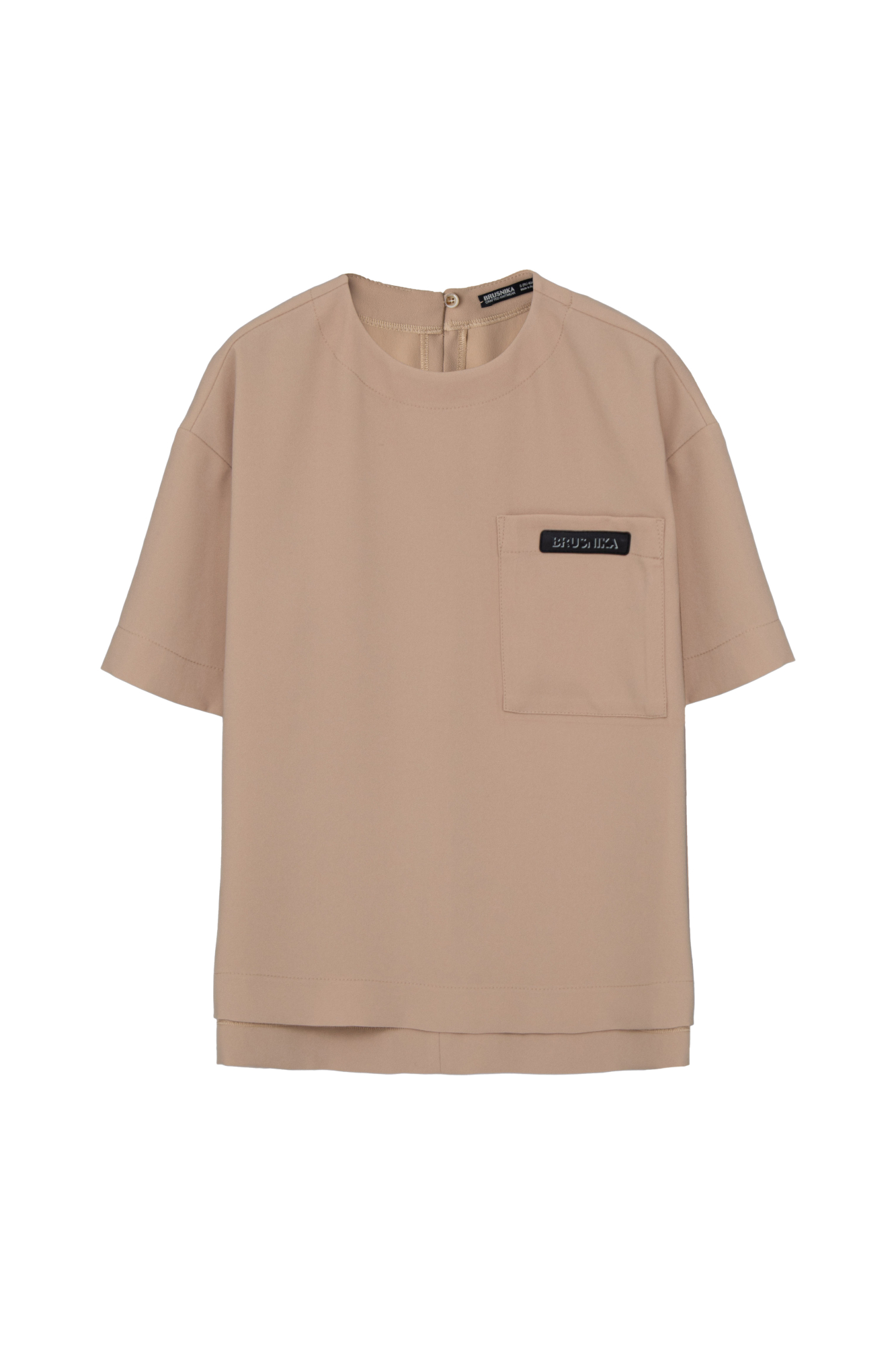 Футболка из поливискозы с удлиненной спинкой. Модель свободного силуэта с круглым вырезом горловины и карманом на груди. Застежка на спине на пуговицу.