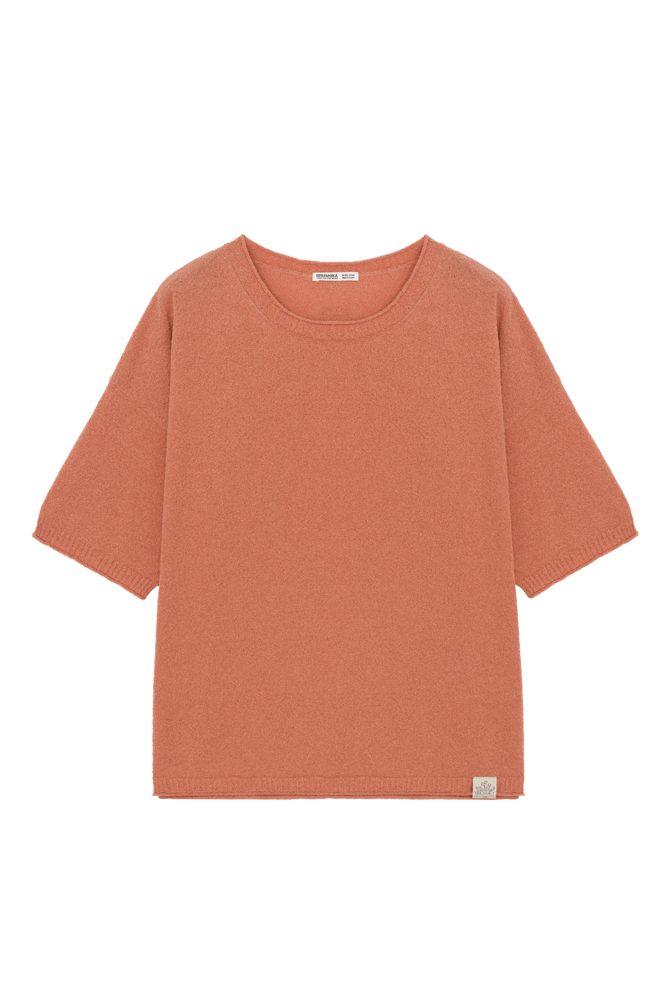 Трикотажная oversize футболка из мягкого хлопка с махровой текстурой. Модель свободного силуэта со спущенной линией плеча, круглым вырезом горловины и брендированным ярлыком. Края изделия выполнены в рубчик.