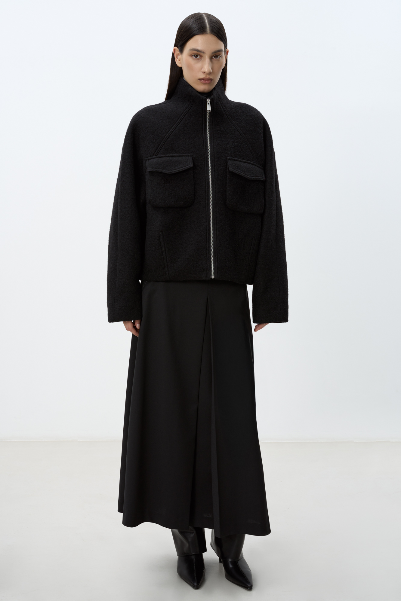 Шерстяная куртка с рукавом реглан. Модель свободного силуэта с накладными карманами на груди и цельнокроенным воротником-стойкой. Застежка на молнию. Изделие выполнено на подкладке.