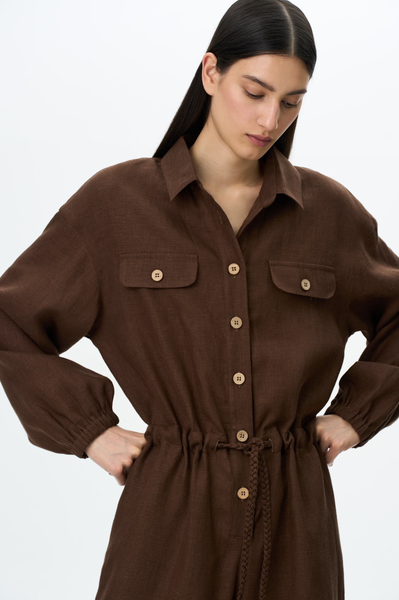 Комбинезон из 100% льна с накладными карманами на груди, длинным рукавом. Застежка на пуговицы.