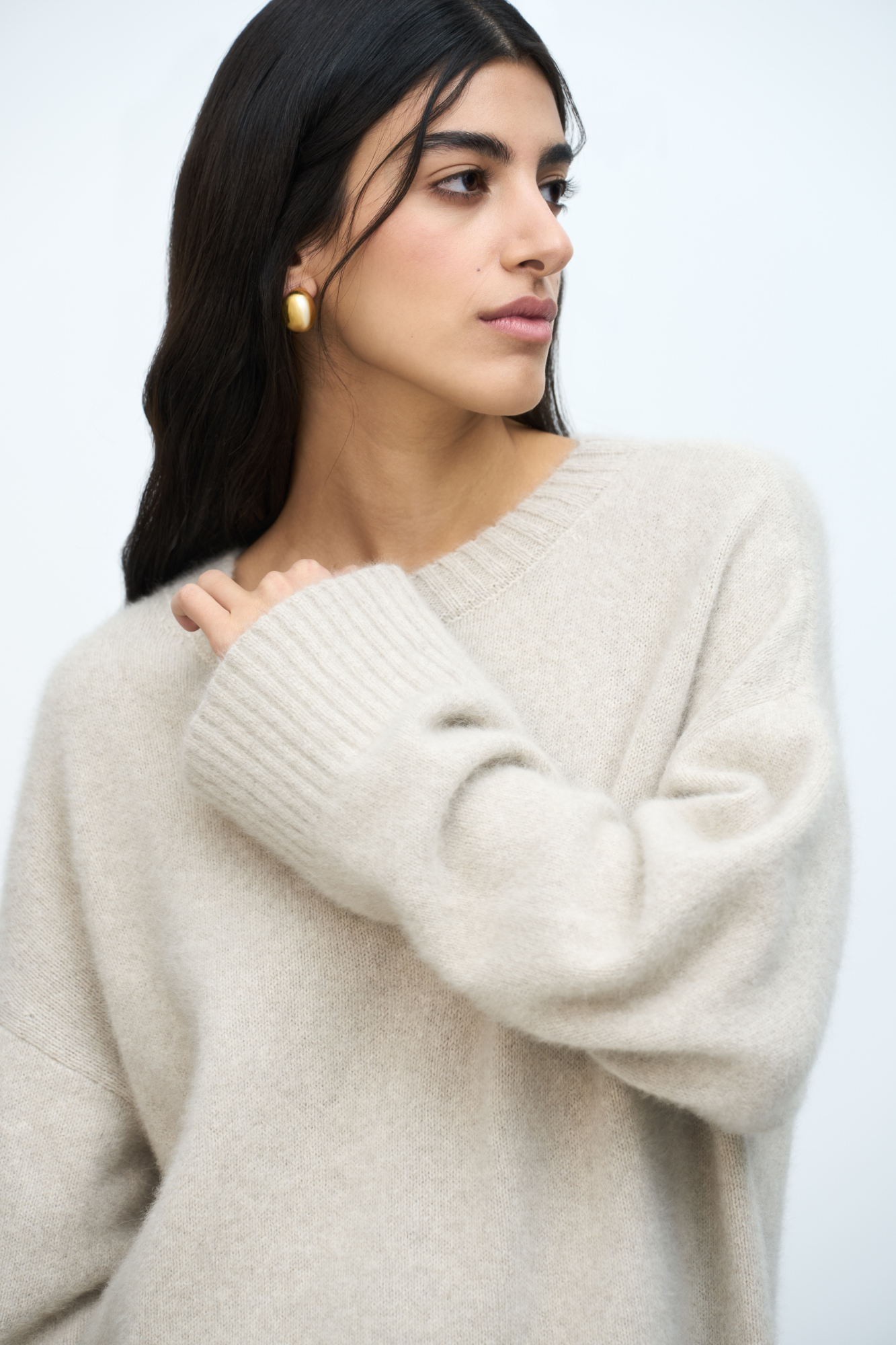 Трикотажный джемпер из пуха лисы и шелка. Модель свободного силуэта со спущенной линией плеч и круглым вырезом горловины. Края изделия выполнены в рубчик.