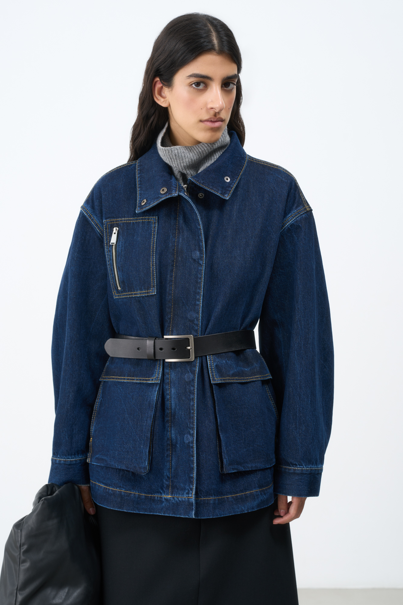 Джинсовая куртка из 100% хлопка с рельефными швами. Модель свободного силуэта со спущенной линией плеча, воротником-стойкой и накладными карманами. Застежка на молнию и кнопки. Изделие без подкладки.