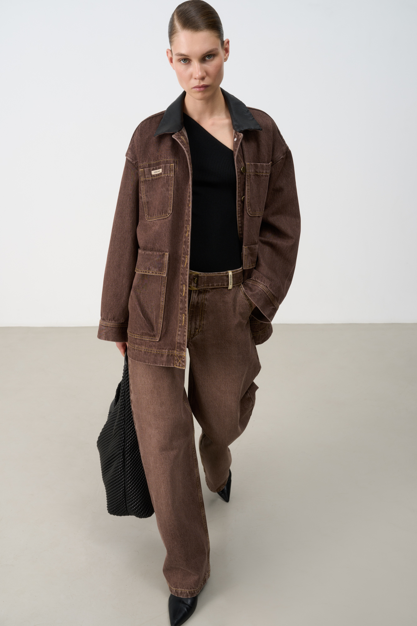 Джинсовая куртка из 100% хлопка. Модель свободного силуэта с накладными карманами. Воротник декорирован вставкой из экокожи. Застежка на металлические пуговицы. Дополнить образ можно джинсами в таком же стиле.