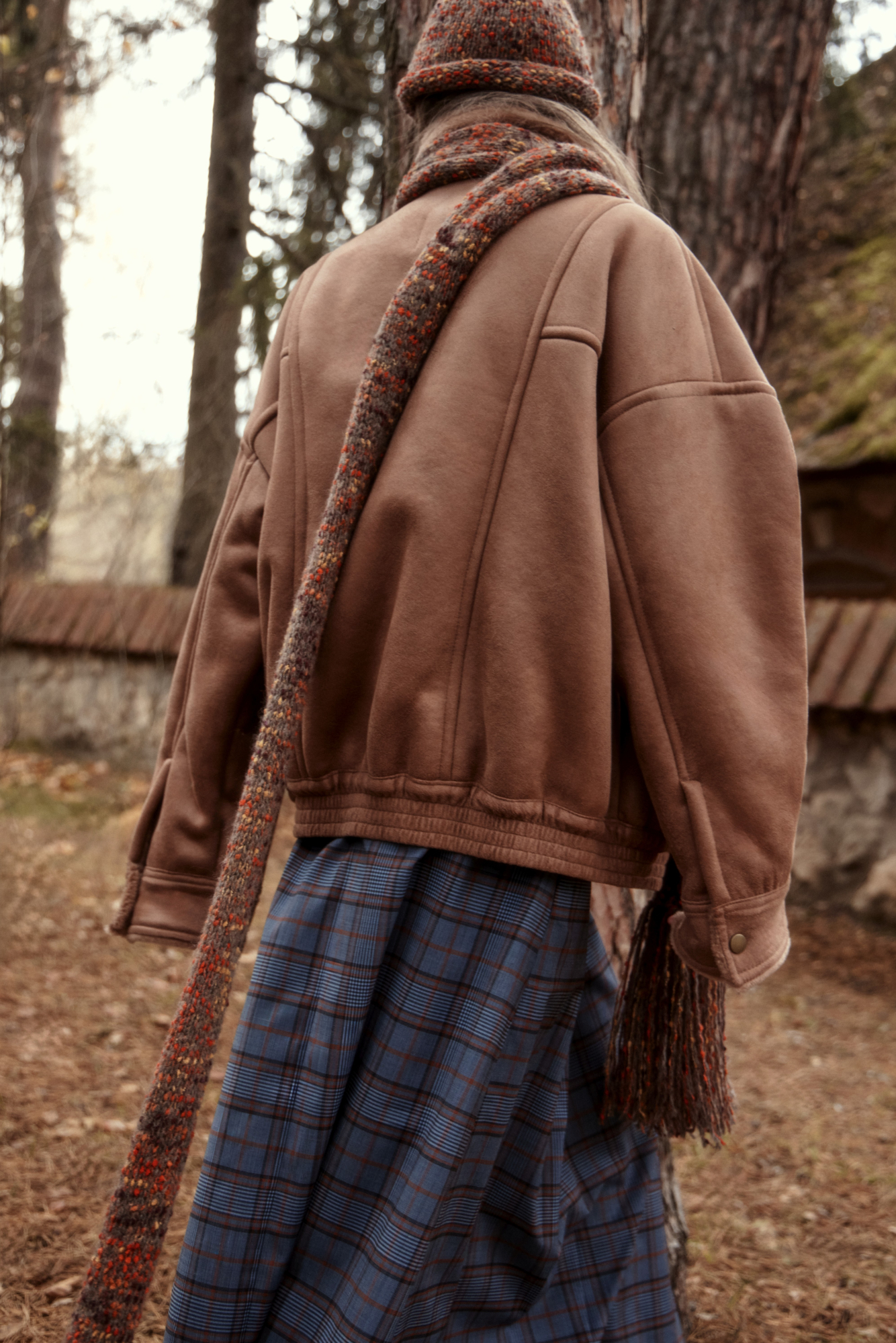 Трикотажный шарф из буклированной пряжи с длинной бахромой.