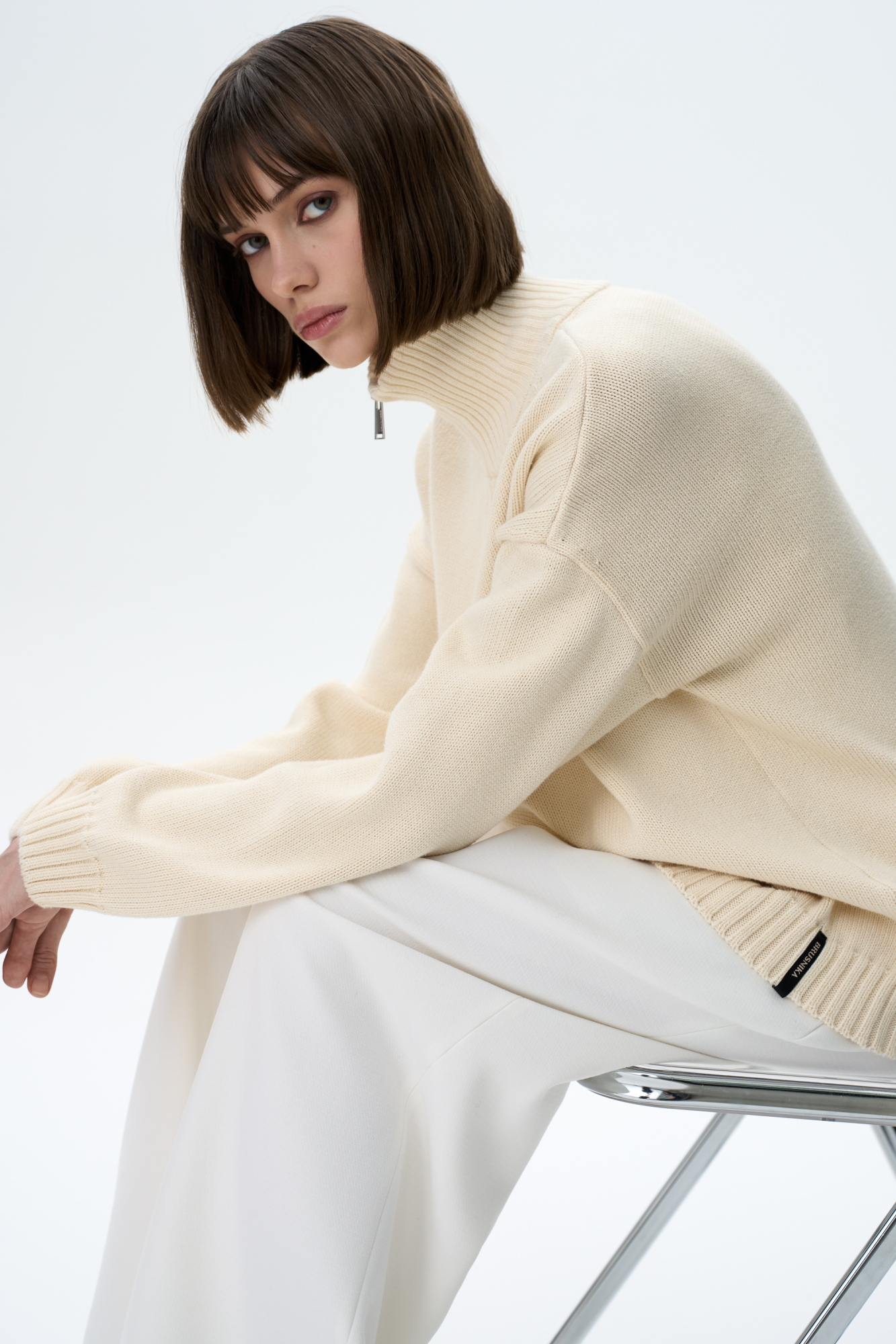 Трикотажный джемпер из 100% хлопка с воротником-стойкой. Модель свободного силуэта со спущенной линией плеча. Застежка на молнию, манжеты и низ изделия выполнены в рубчик.