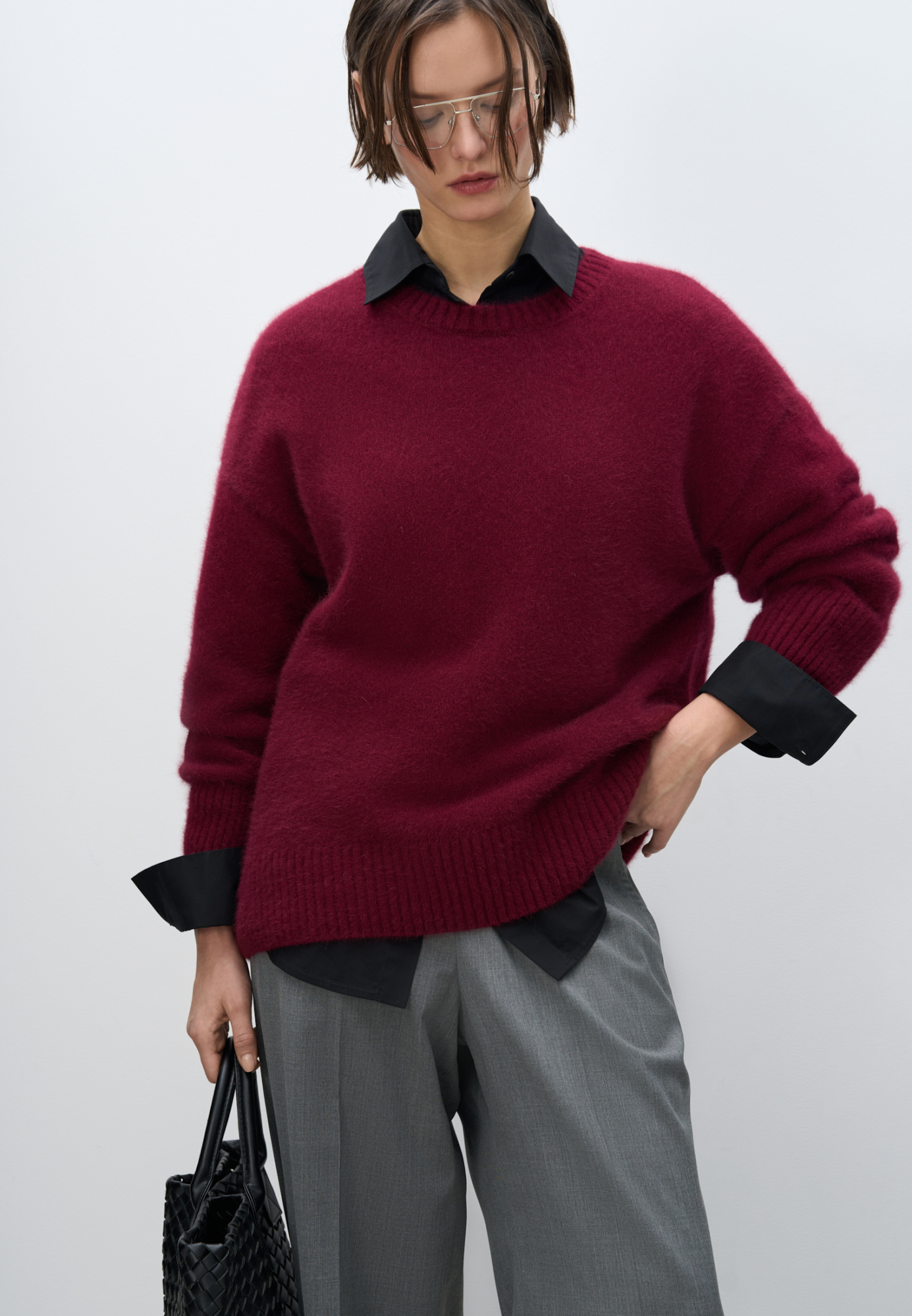 Трикотажный джемпер из пуха лисы и шелка. Модель свободного силуэта со спущенной линией плеч и круглым вырезом горловины. Края изделия выполнены в рубчик.