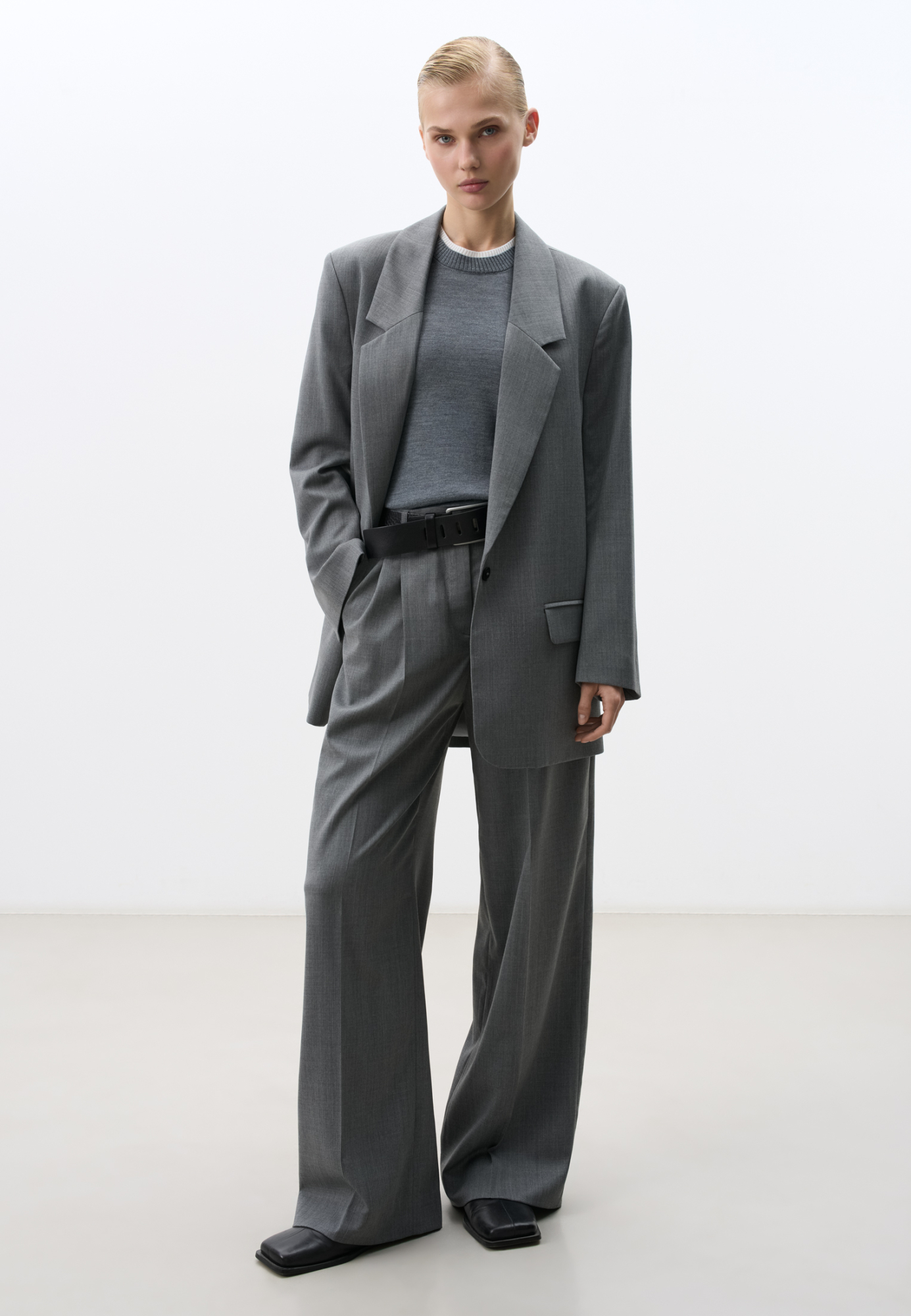 Прямые брюки палаццо из шерсти. Модель свободного силуэта со стрелками, боковыми карманами и застежкой на молнию и крючок.