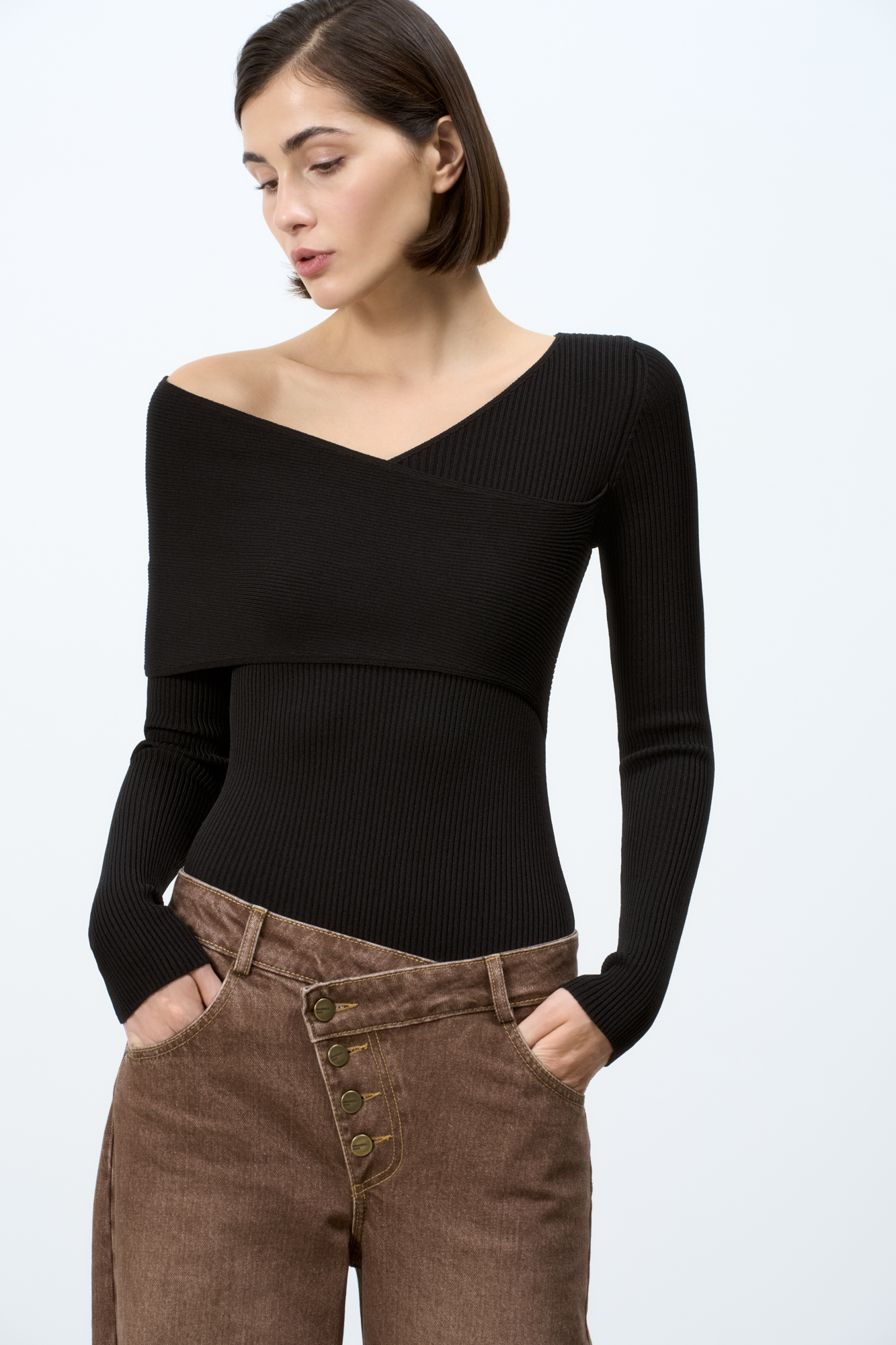 Трикотажный топ из вискозы с длинным рукавом и открытым плечом. 