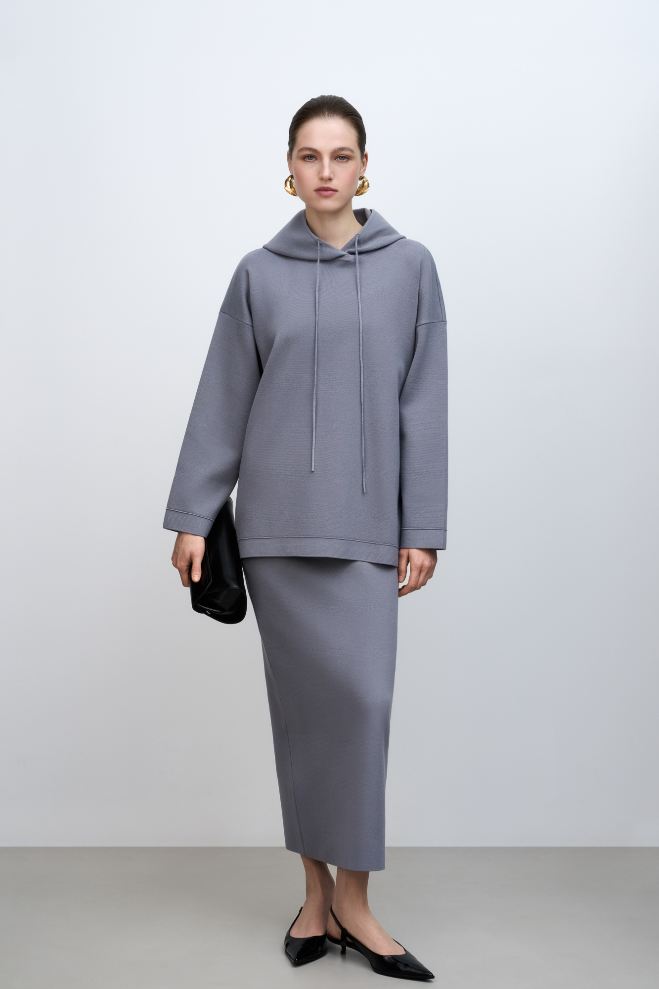 Трикотажное худи из мягкой вискозы. Модель свободного силуэта с капюшоном на кулиске и спущенной линией плеч.