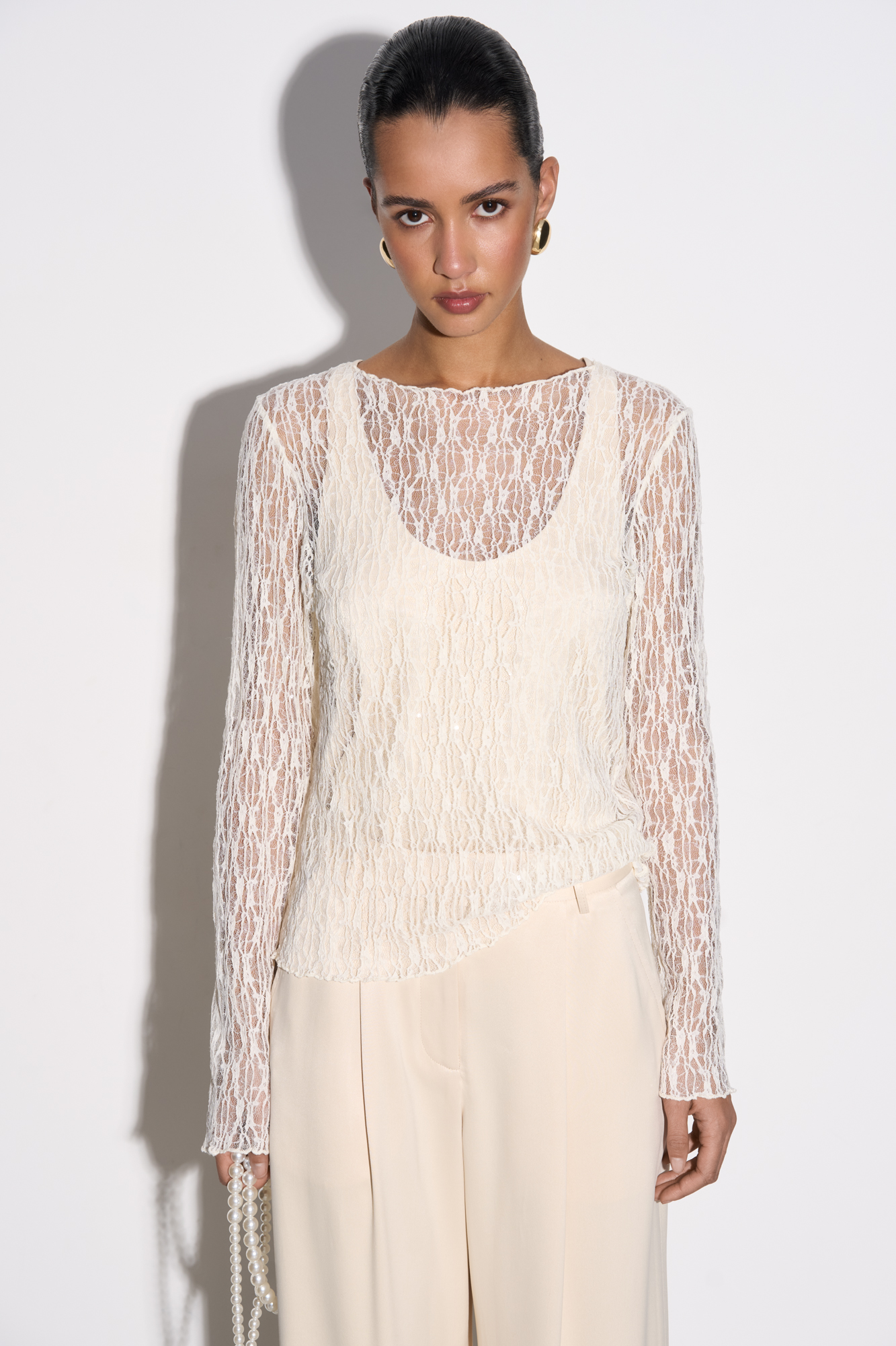 Кружевной лонгслив, декорированный пайетками. Модель по фигуре с горловиной лодочкой.