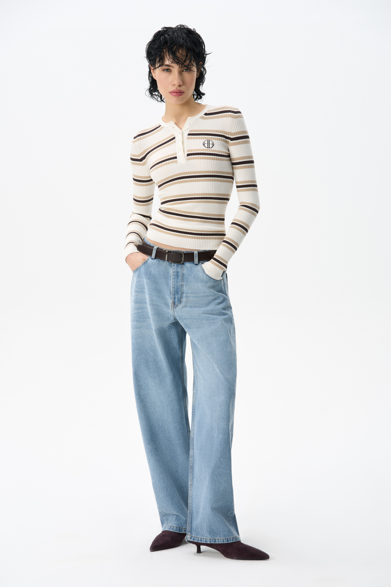 Трикотажный лонгслив из вискозы. Модель с круглым вырезом горловины с планкой на пуговицах и брендированным ярлыком на груди.