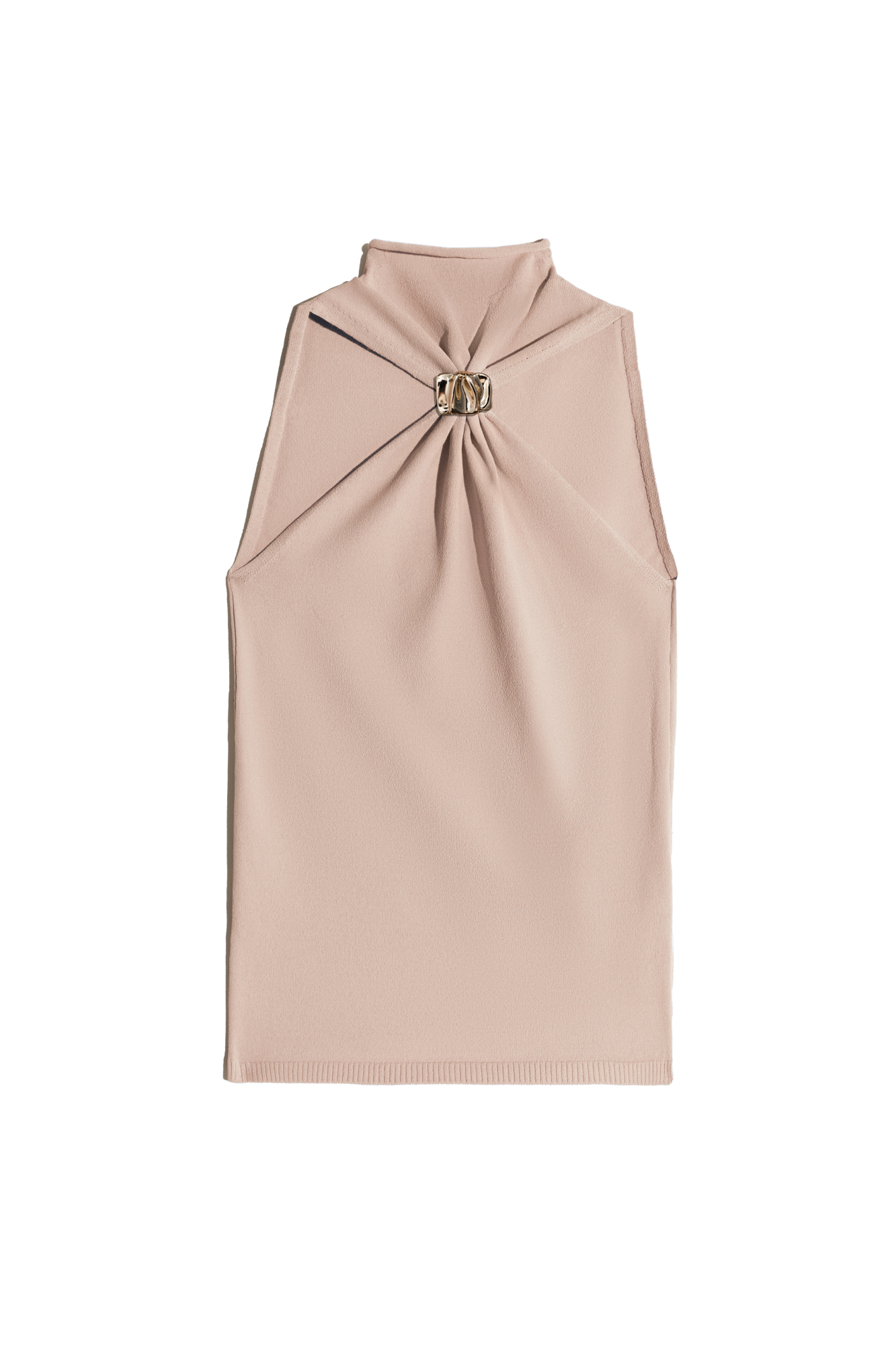 Трикотажный топ, выполненный из вискозы. Модель без руков с американской проймой и невысоким воротником. Изделие декорировано металлической перемычкой.