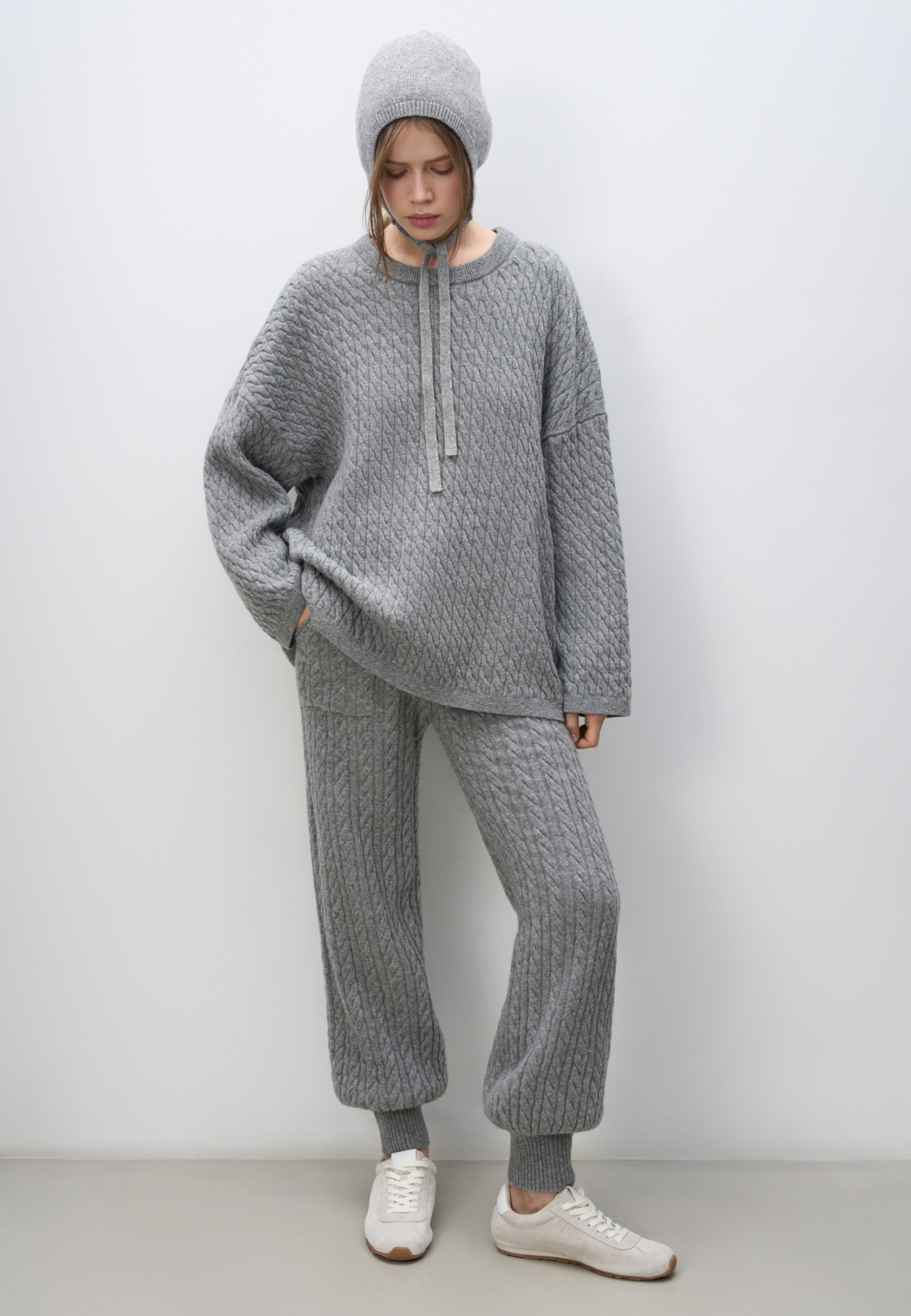 Трикотажные брюки-джоггеры из кашемира и шерсти с объемными косами. Модель с эластичным поясом, большими накладными карманами и манжетами в рубчик. 