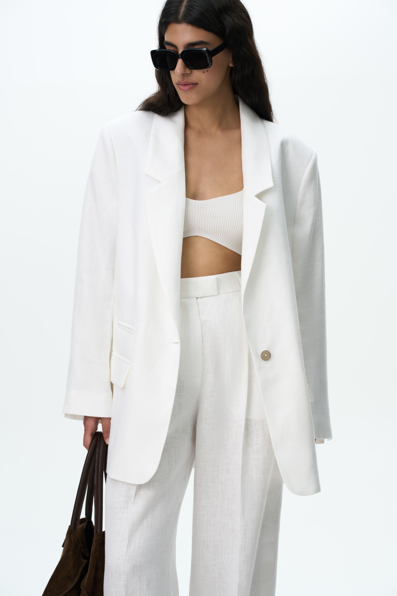 Классический жакет из 100% льна с разрезами по бокам и накладными карманами. Застежка на одну пуговицу. Изделие на подкладке.