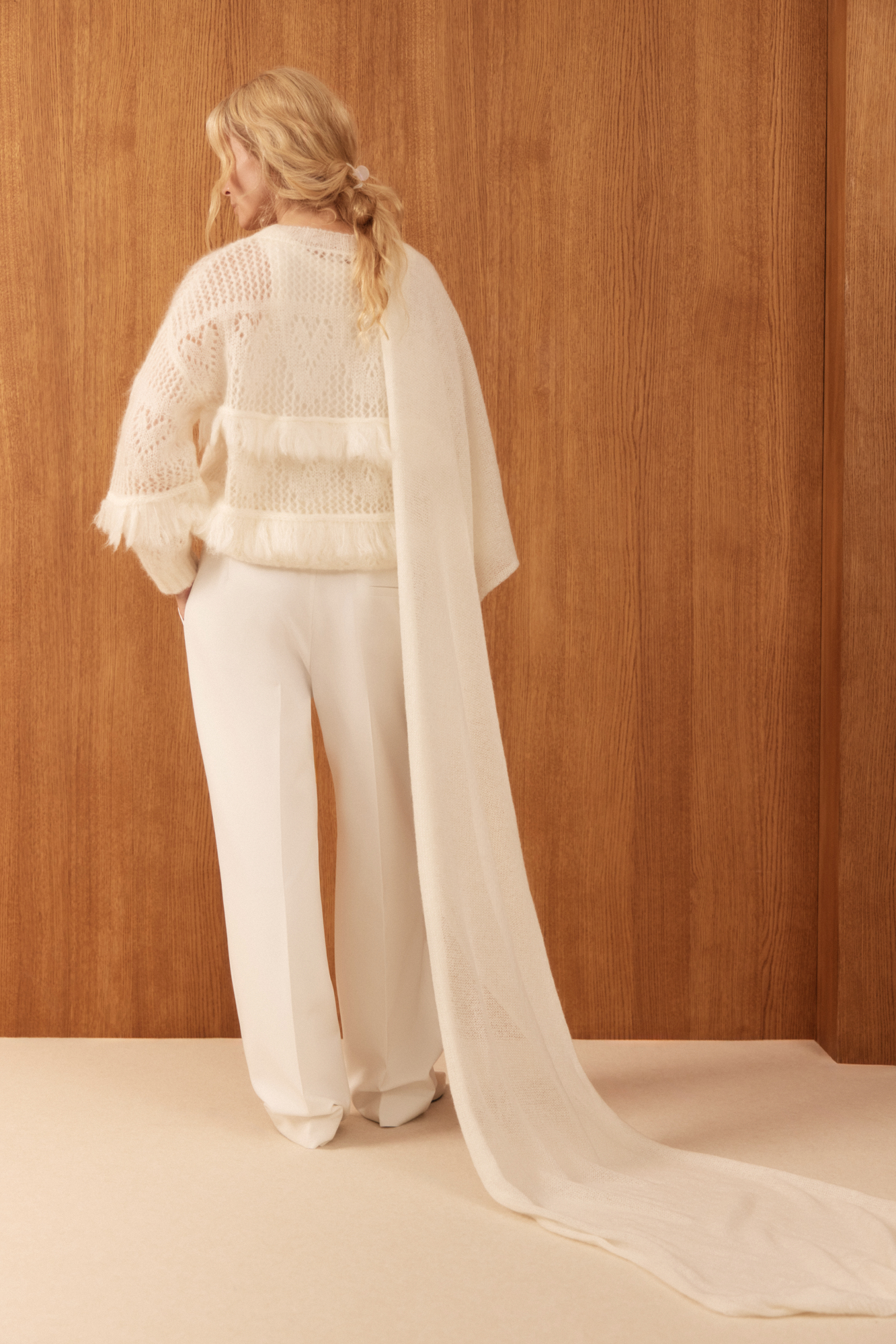 Широкий палантин из шерсти и мохера. Края изделия выполнены в рубчик.