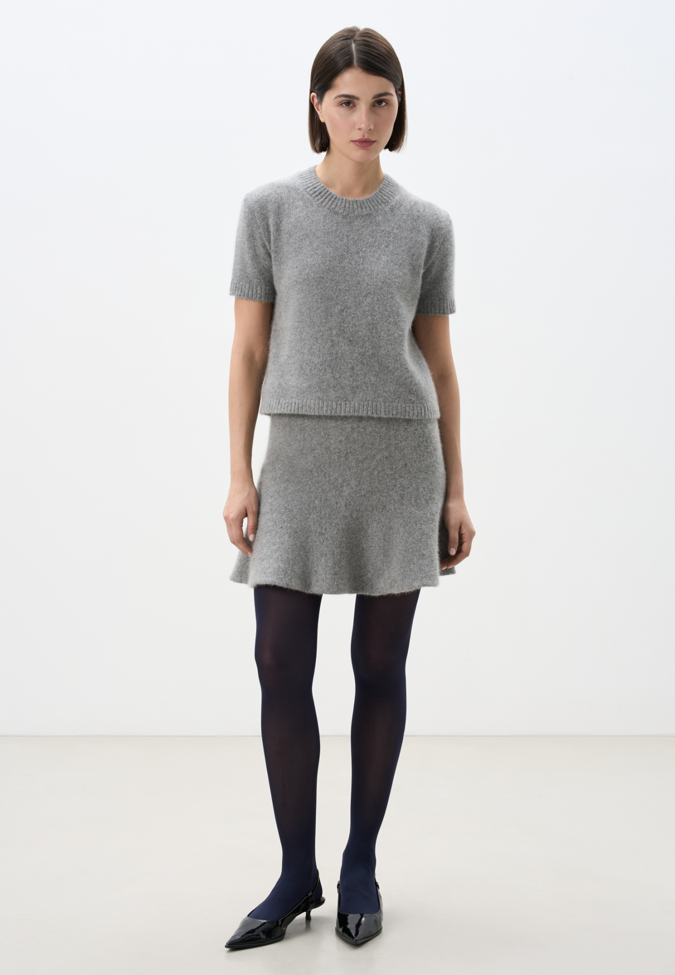 Трикотажная юбка длины мини из шерсти и пуха лисы. Модель полусолнце с эластичным поясом на резинке.