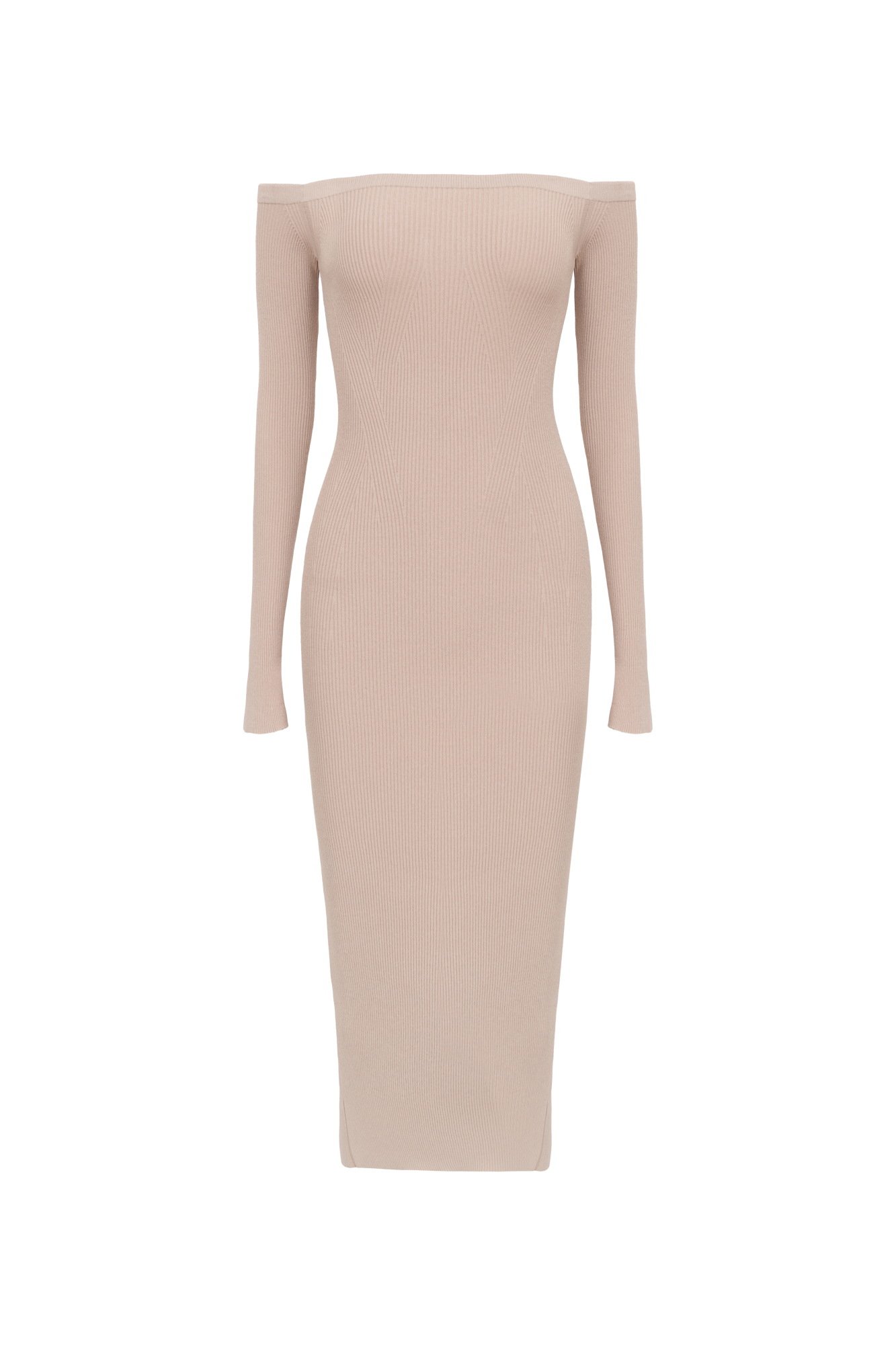 Приталенное платье с открытыми плечами, шлицей сзади и длинными рукавами.