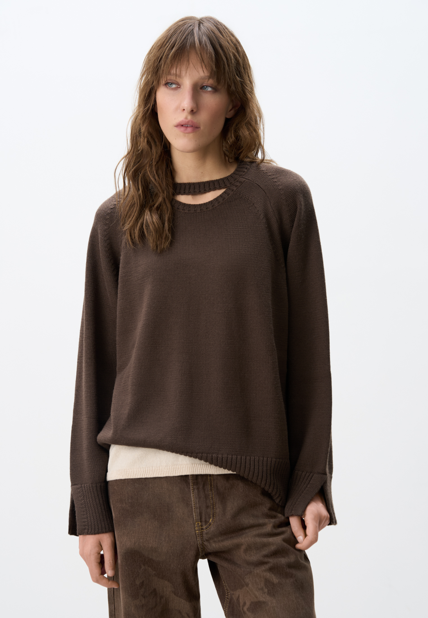 Трикотажный джемпер из шерсти. Модель прямого кроя с декоративным вырезом и разрезами на рукавах.