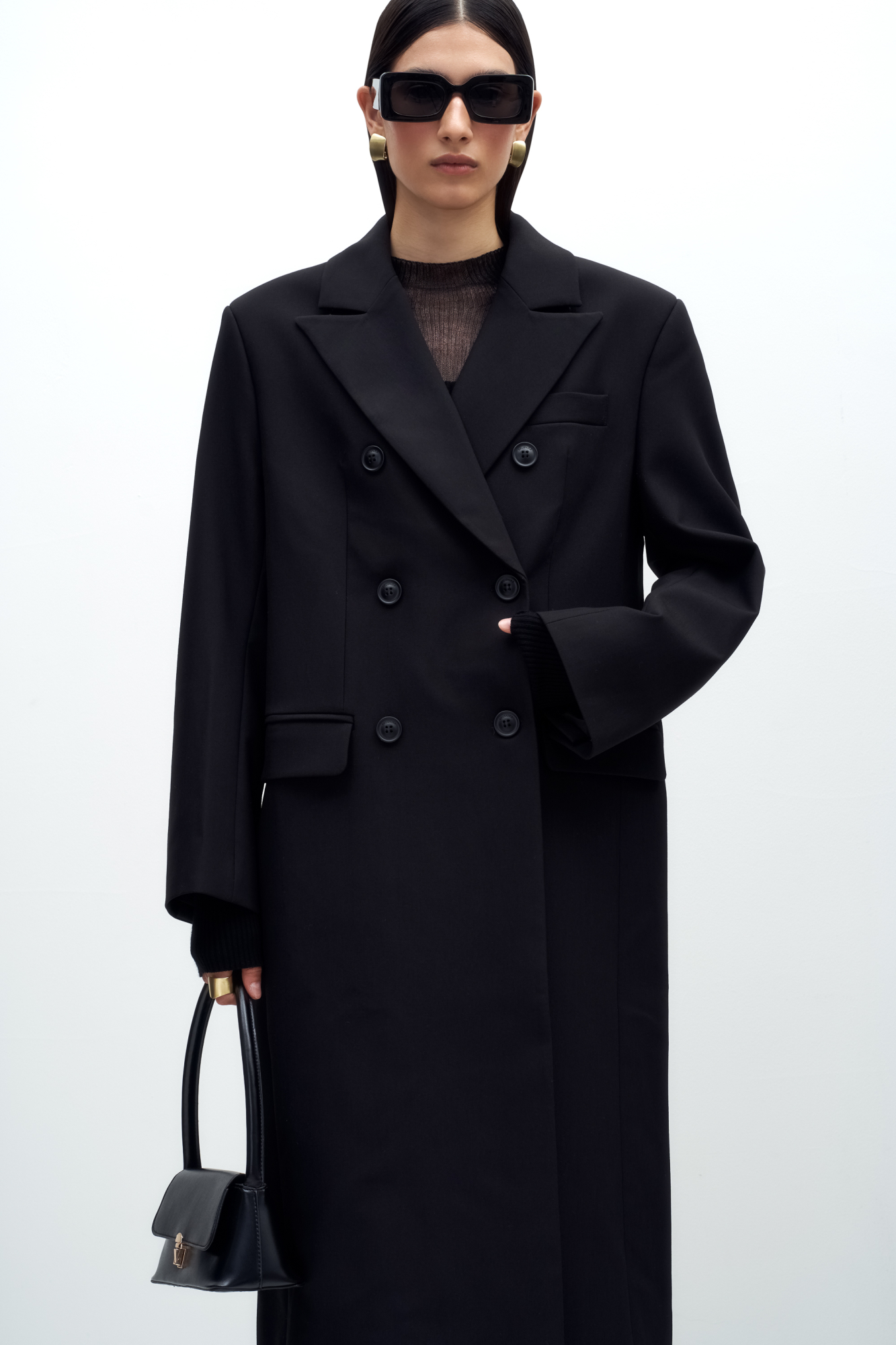 Двубортное тонкое пальто из поливискозы с карманами по бокам. Застежка на пуговицы.