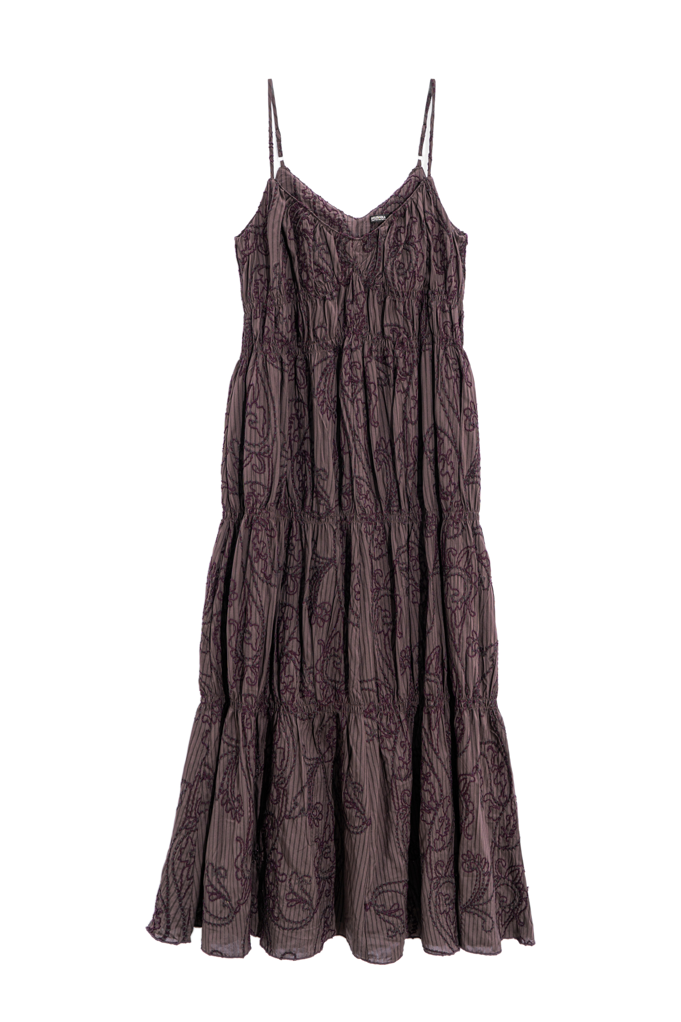 Свободный сарафан длины миди. Модель на тонких регулируемых бретельках, с мягкими складками и драпировкой. Изделие декорировано вышитым узором пейсли.