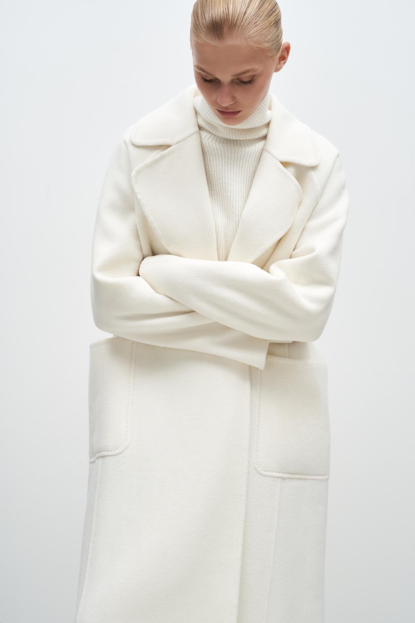 Пальто-халат из смесовой шерсти без подкладки. Английский воротник, накладные карманы и широкий пояс из основного материала. При пошиве этого изделия была использована технология double face, благодаря которой внутренняя сторона выглядит также аккуратно, как и внешняя.