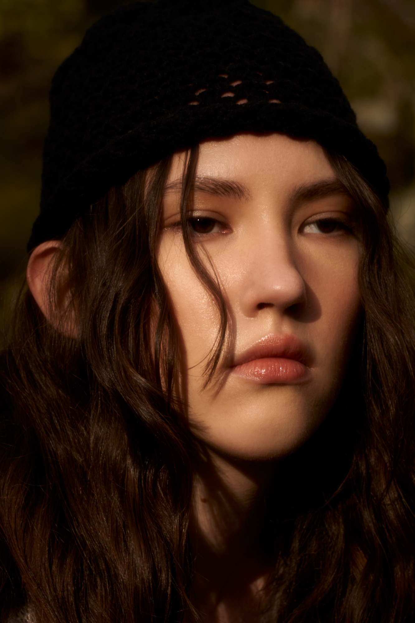 Трикотажная шапка из шерсти. Модель выполнена ажурным переплетением с отворотом.