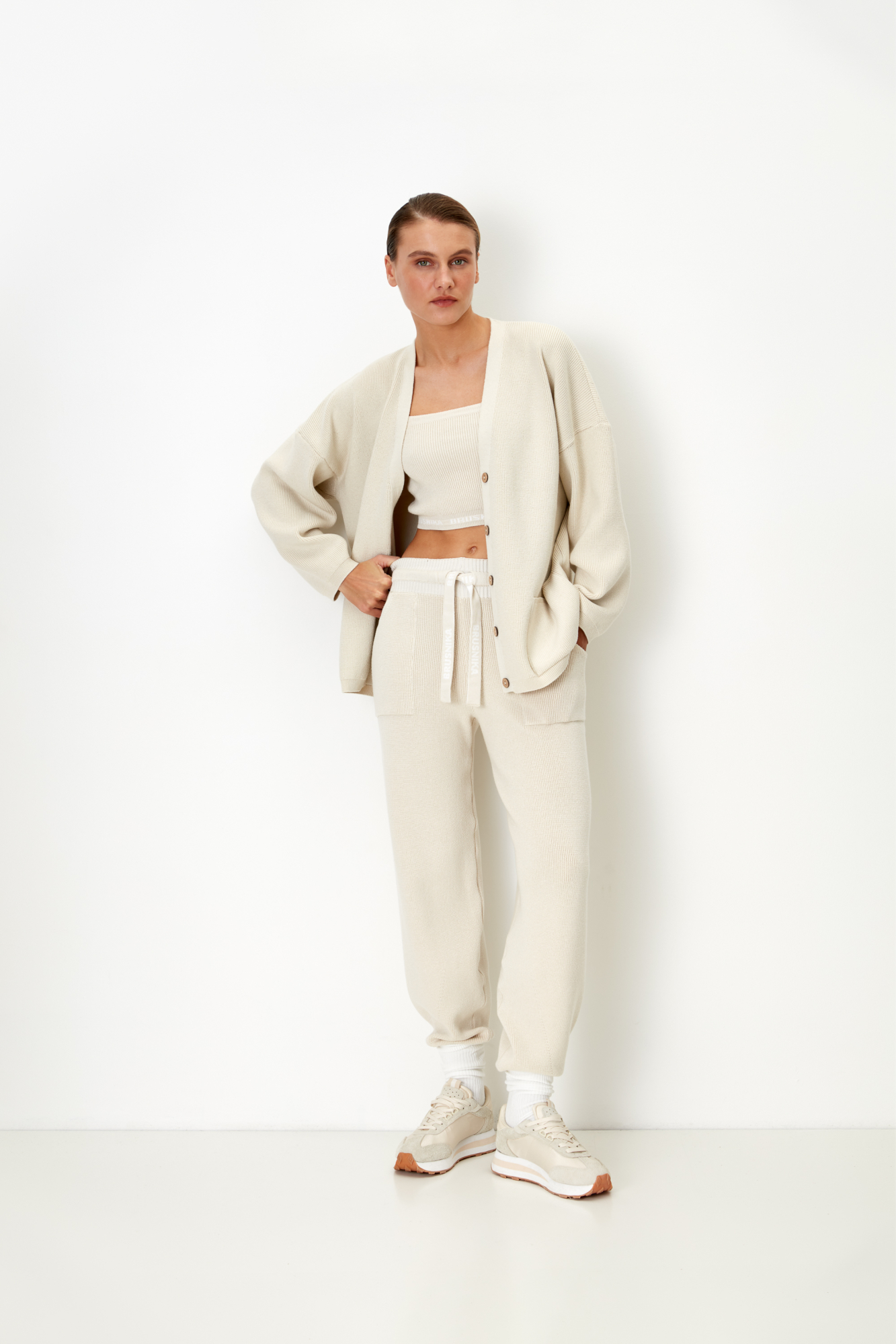 Трикотажные брюки из хлопка с накладными карманами и манжетами внизу. Пояс на эластичной ленте с кулиской.