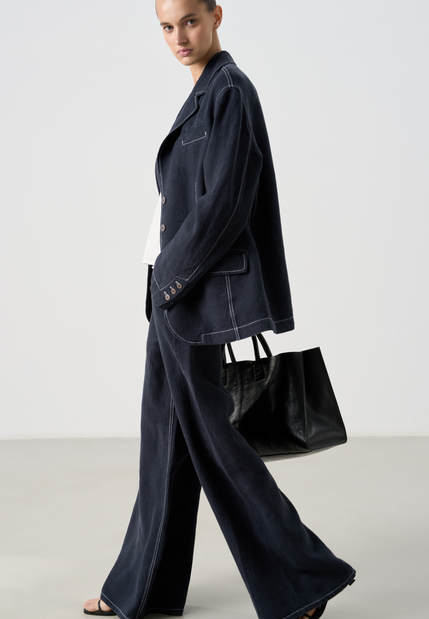 Широкие брюки из 100% льна. Модель прямого кроя, с пятью карманами, шлевками на поясе для ремня и брендированным ярлыком. Изделие декорировано отстрочкой контрастного цвета.&nbsp;&nbsp;