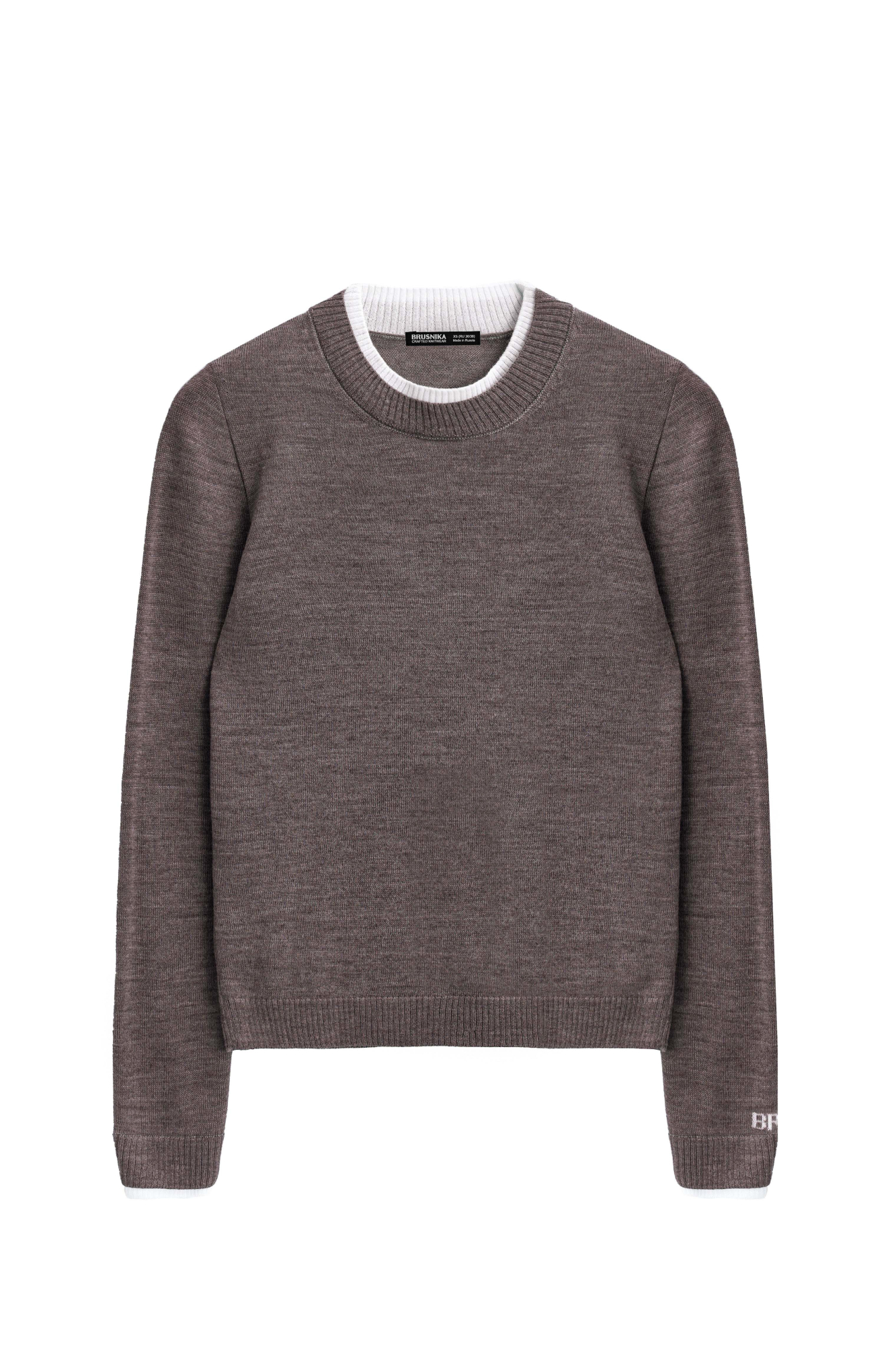 Трикотажный джемпер из шерсти. Модель свободного силуэта с контрастными манжетами и воротничком. Изделие декорировано брендированным жаккардом на рукаве и логотипом на спине.