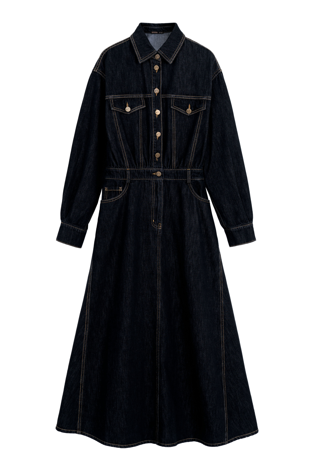Джинсовое платье из 100% хлопка с рубашечнымм верхом и юбкой А-силуэта. Модель с длинными рукавами с манжетами, отложным воротником, карманами на груди с клапанами, шлевками на поясе для ремня, боковыми и задними карманами. Застежка на металлические пуговицы. Изделие декорировано вытачками контрастного цвета.