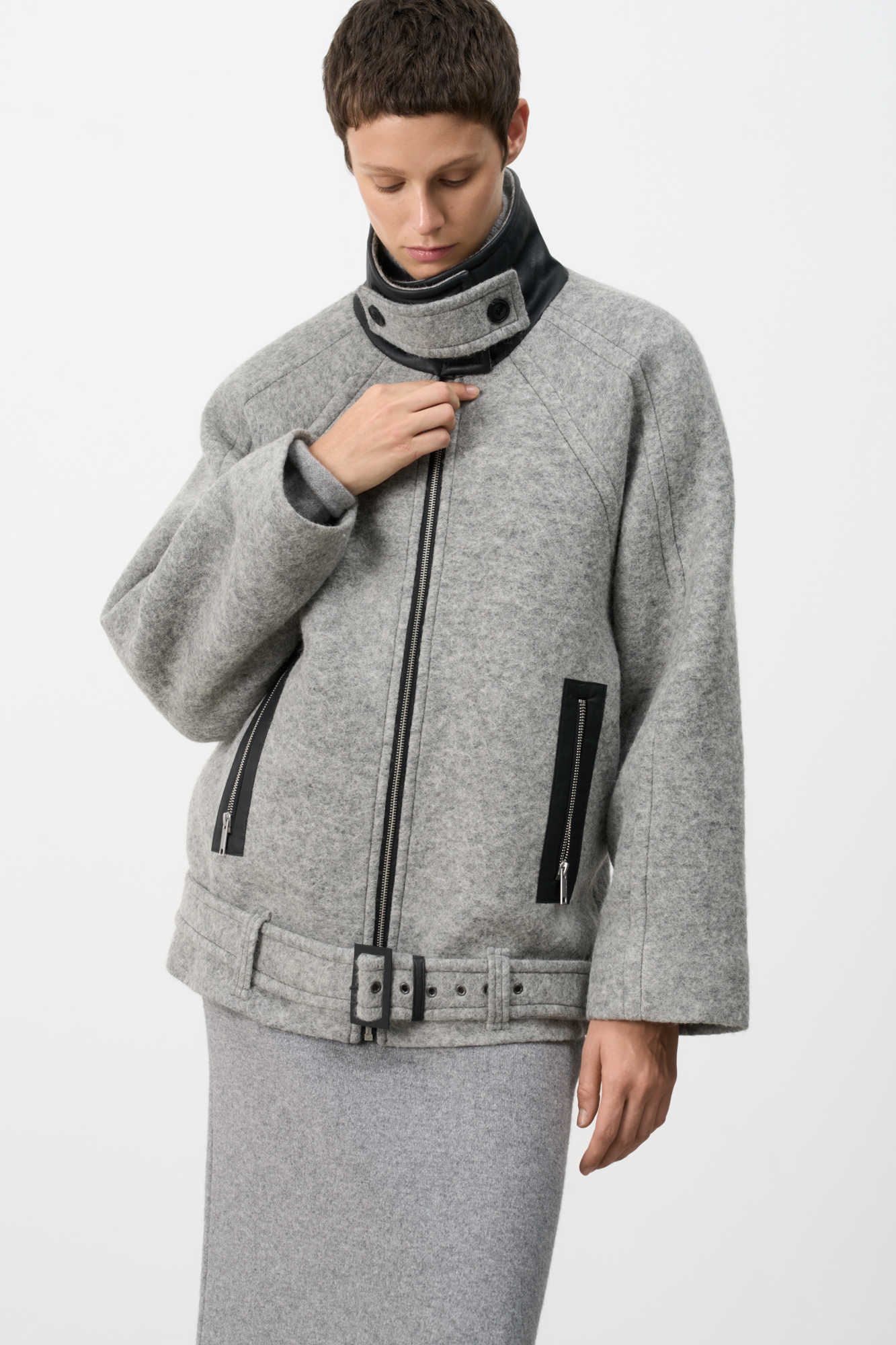 Куртка из шерсти с рукавом реглан. Модель свободного силуэта, воротник и карманы декорированы вставкой из экокожи. Застежка на молнию. Изделие на подкладке.