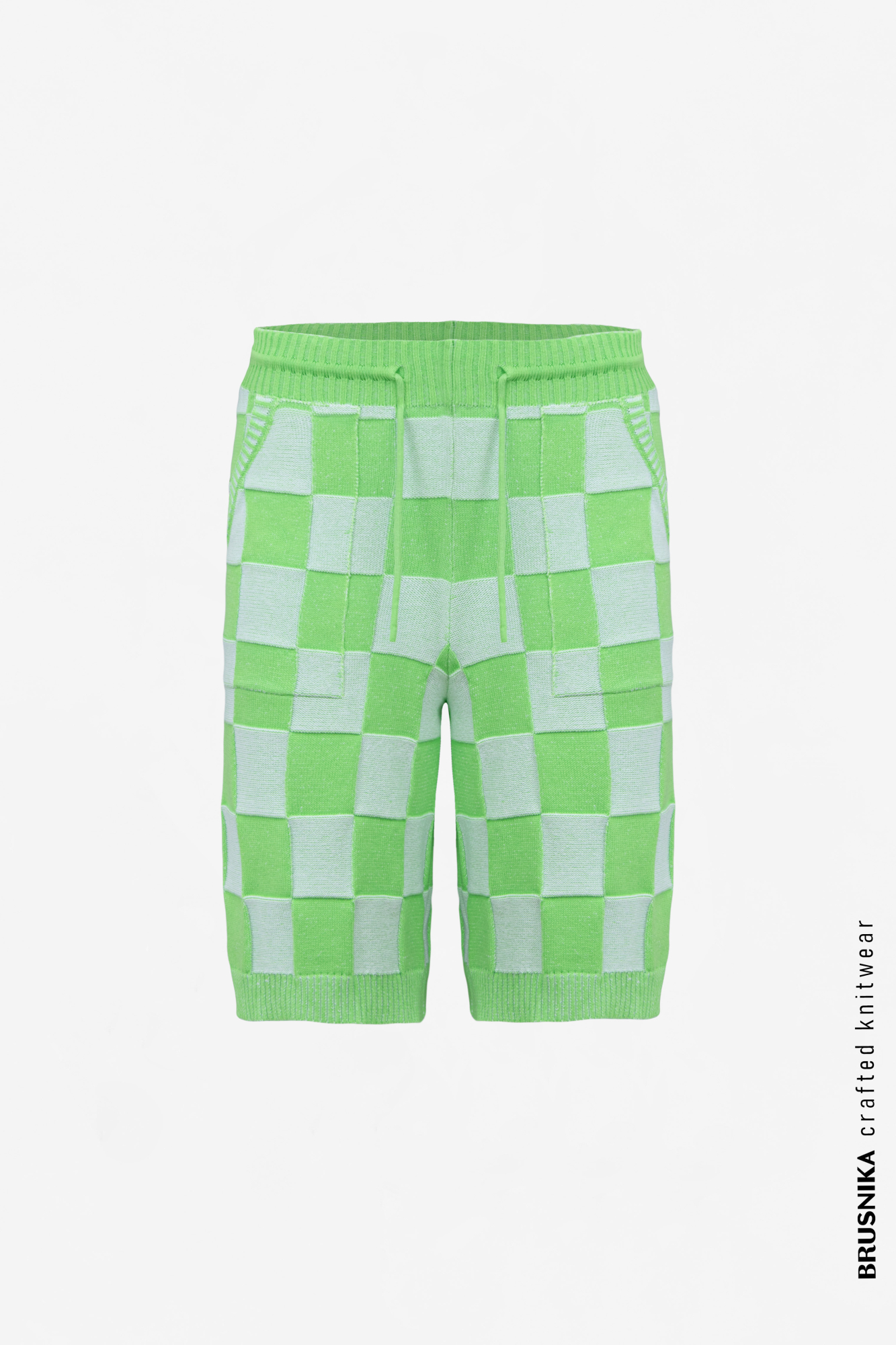 Шорты из 100% хлопка в клетку, на тонкой кулиске, с карманами сбоку.