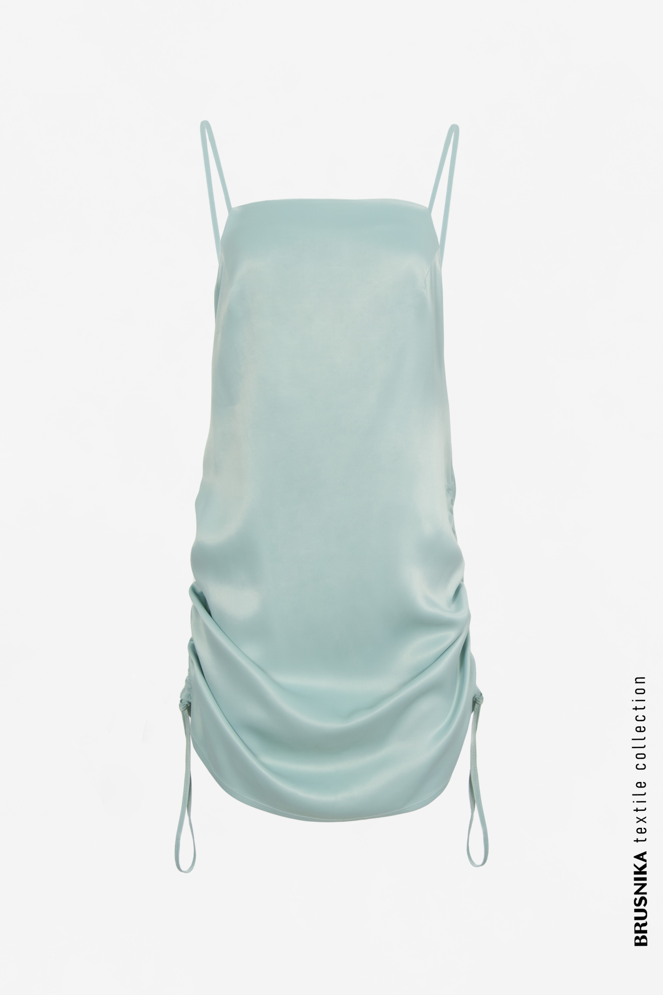 Платье-комбинация из вискозы на тонких бретелях с регулируемой кулиской по бокам и открытой спиной.