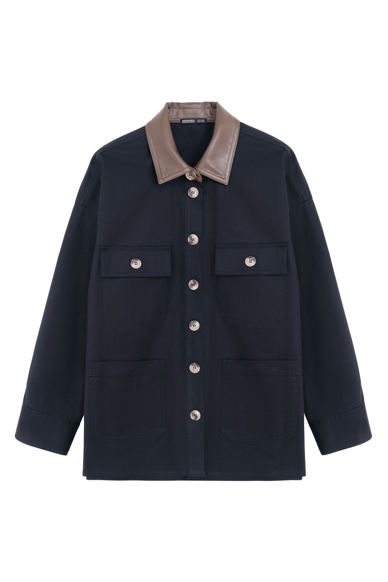 Куртка с накладными карманами. Модель свободного силуэта, воротник декорирован вставкой из экокожи. Ткань с водоотталкивающим тефлоновым напылением. Дополнить образ можно юбкой в таком же стиле.