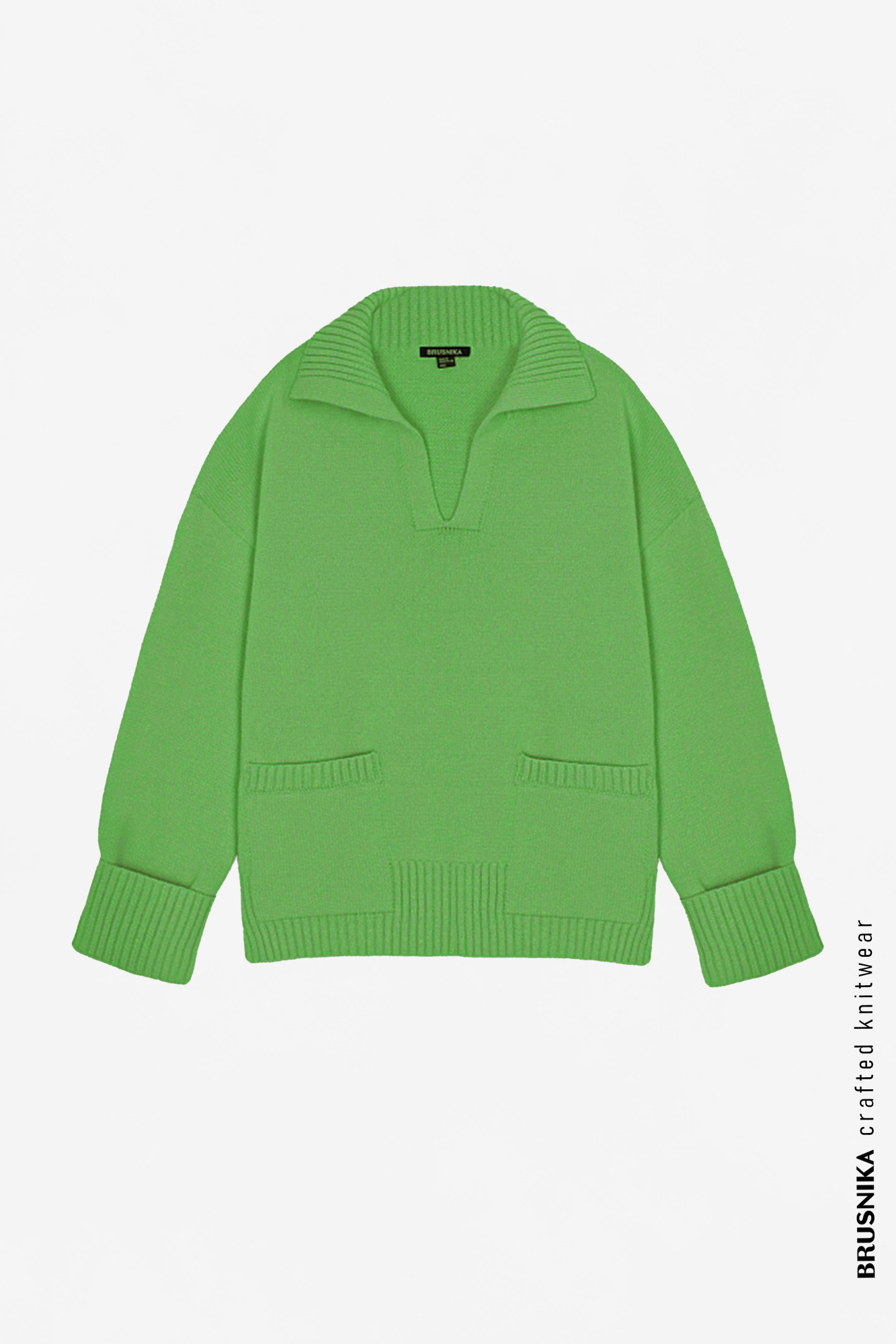 Трикотажный джемпер из хлопка с отложным воротником и накладными карманами.