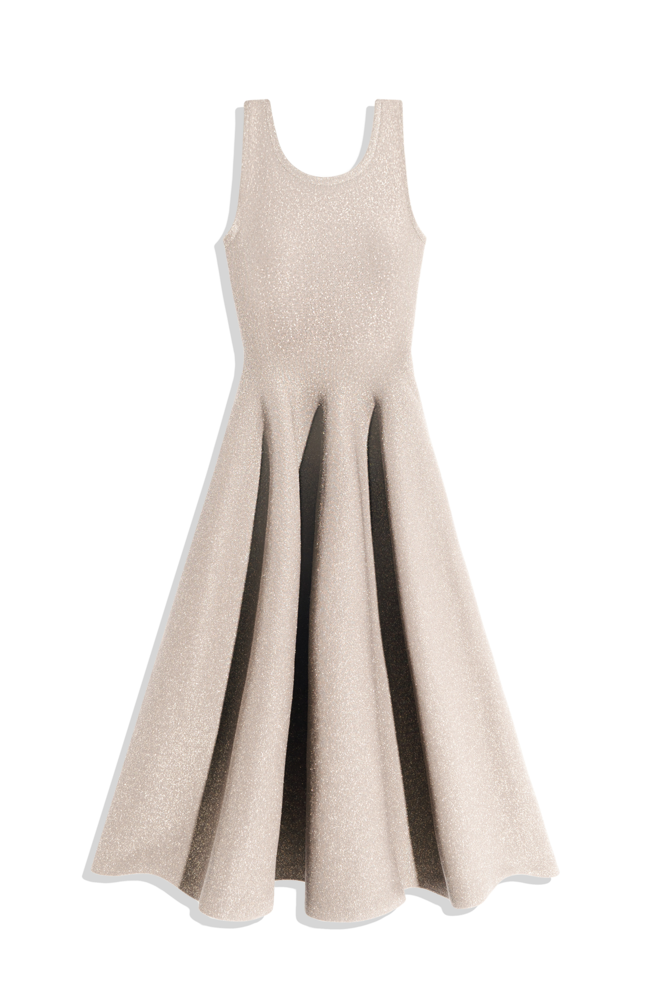 Трикотажное платье длины миди с люрексом. Модель по фигуре с юбкой, расклешенной от талии, без рукавов, на широких бретельках.