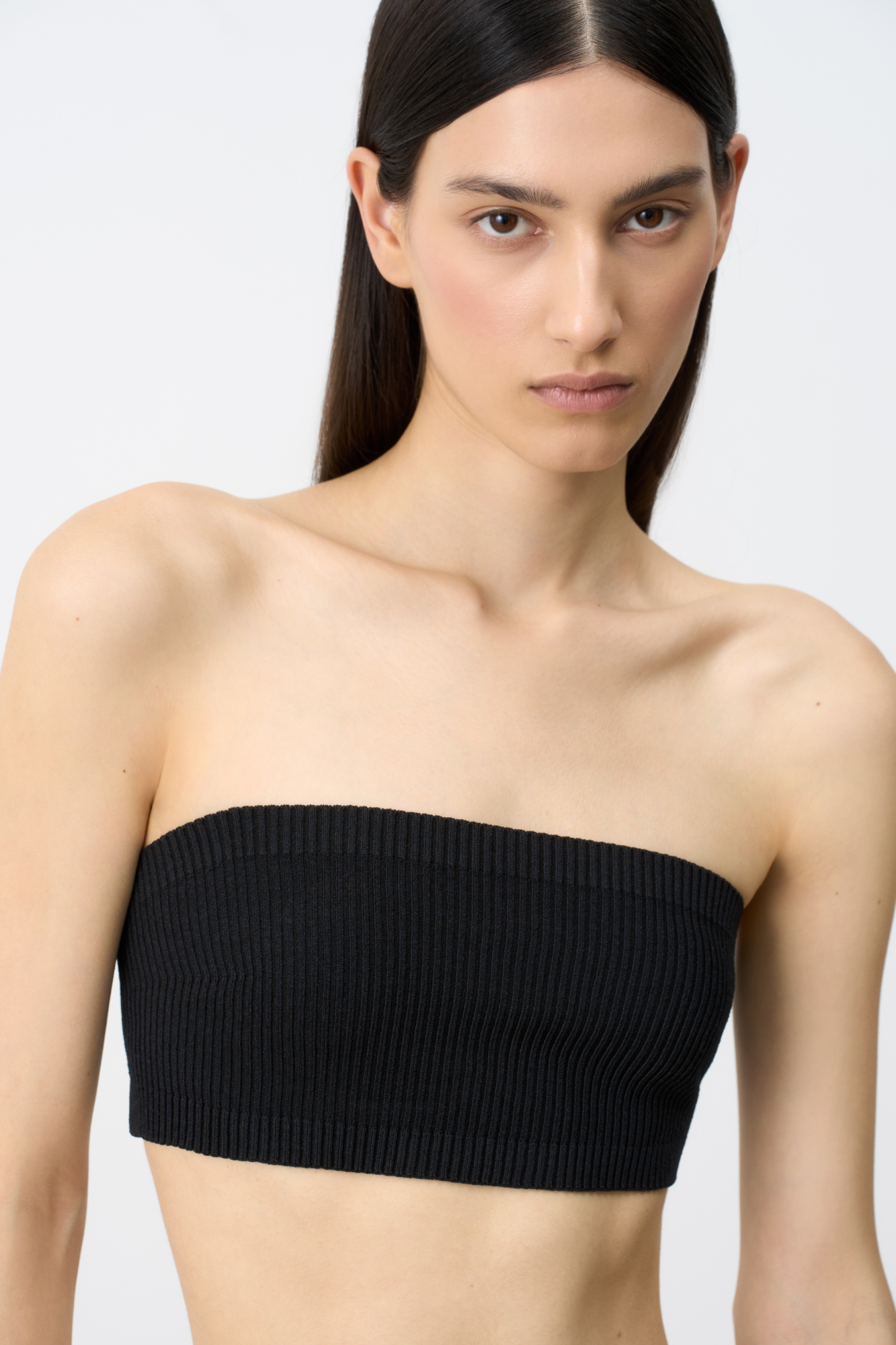 Трикотажный топ-бандо в рубчик.