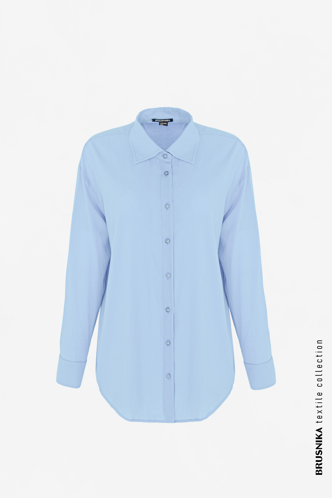 Классическая рубашка из тонкого хлопка. Отложной воротник, длинные рукава с манжетами на пуговица. Застежка на пуговицы.