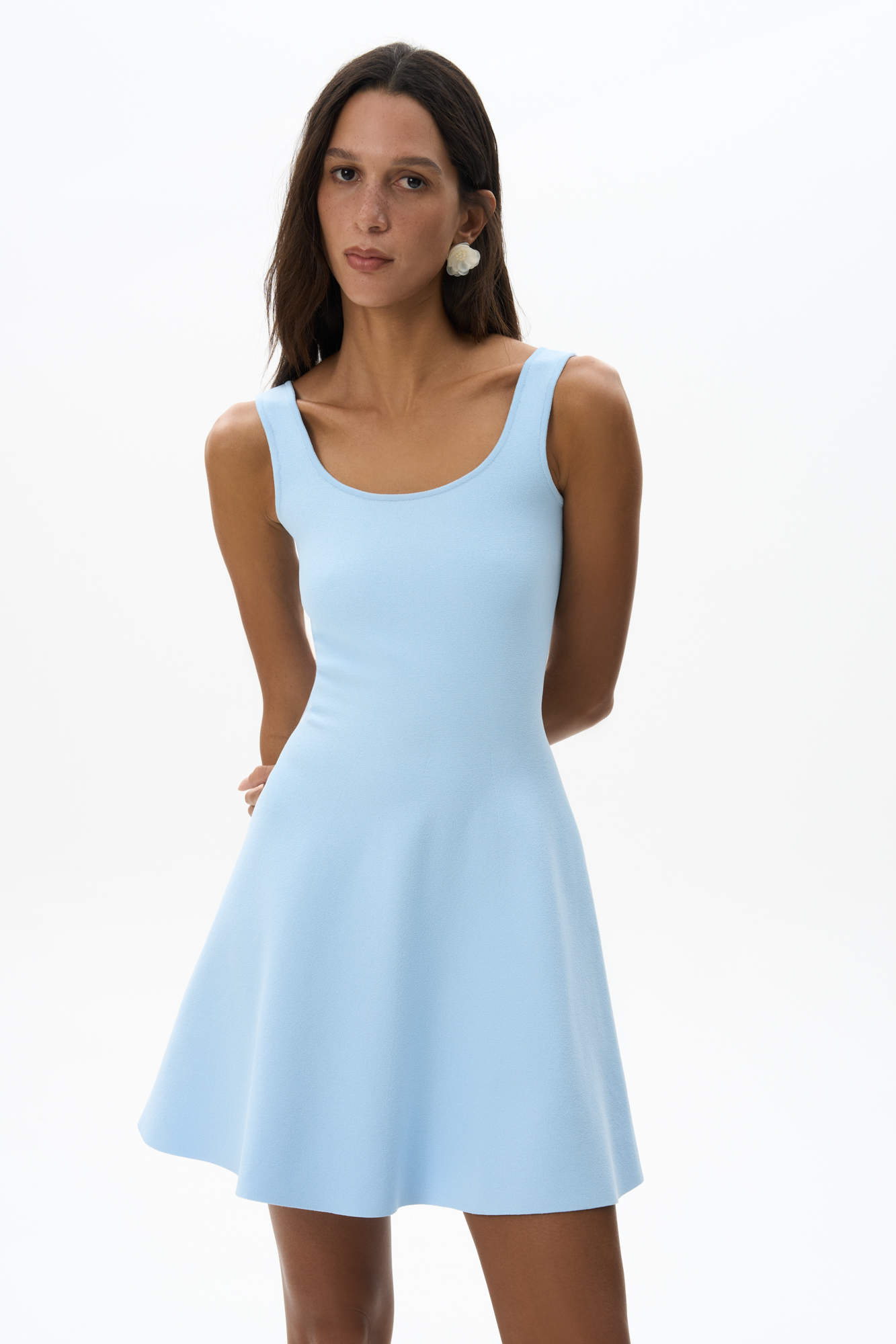 Трикотажное мини платье в стиле baby doll на широких бретелях. Круглый вырез, застежка сзади на молнию. Платье связано из плотной эластичной вискозы, что позволяет прилегать по фигуре и держать объем у юбки.