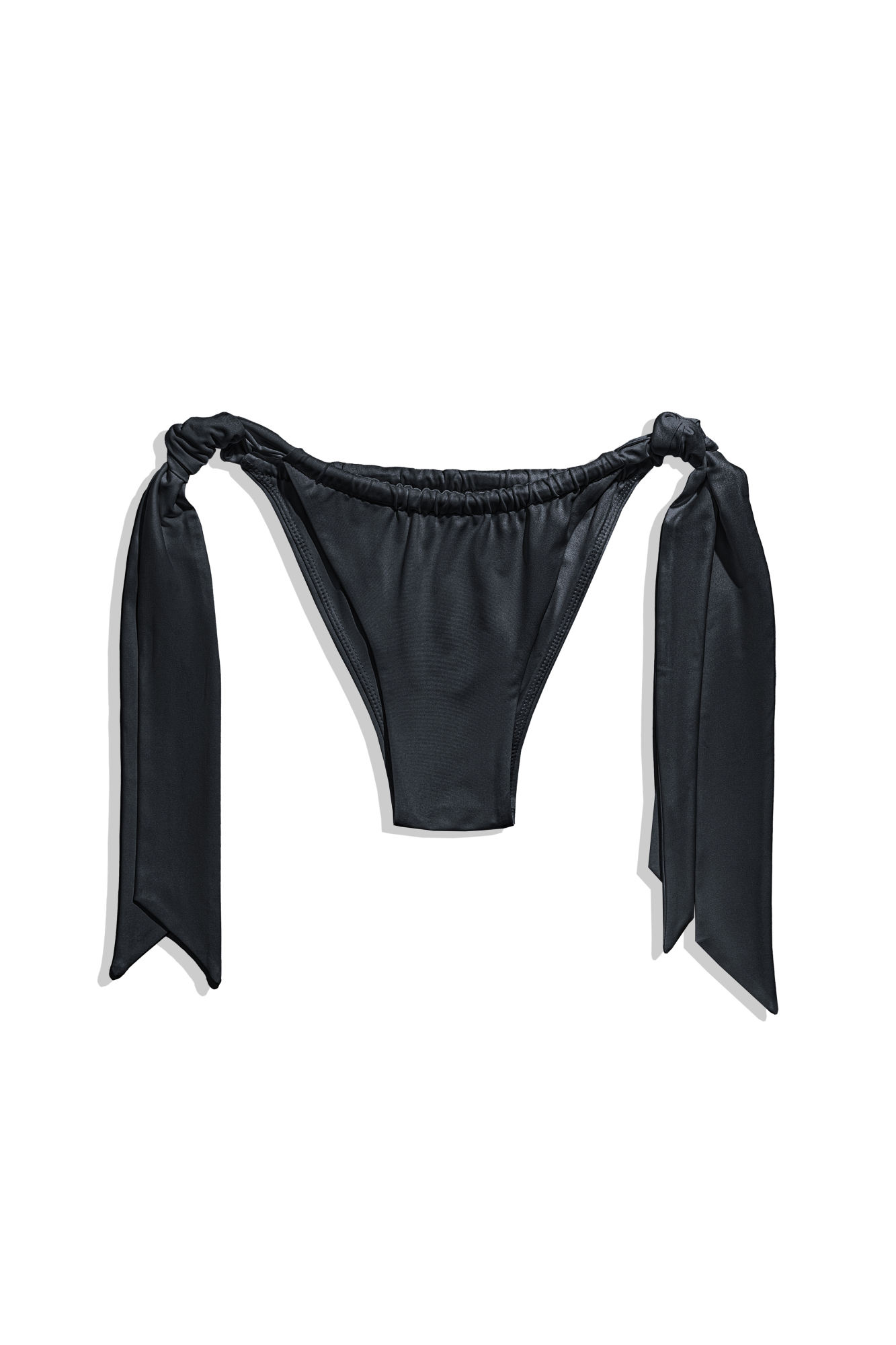 Плавки бразилиано, декорированные широкими лентами.