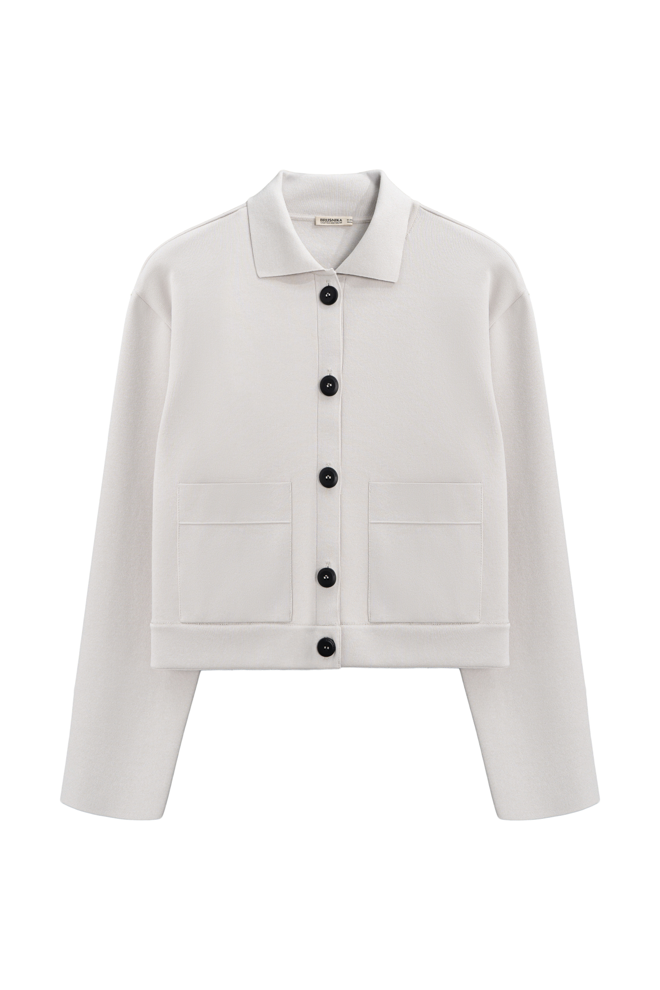 Укороченный трикотажный жакет из вискозы. Модель с отложным воротником и накладными карманам. Застежка на пуговицы. Изделие выполнено без подкладки.