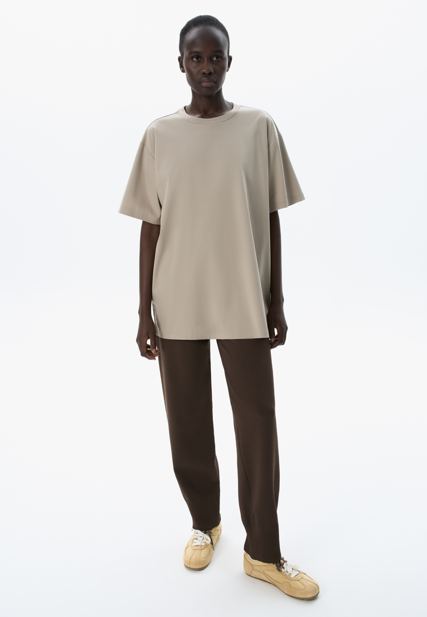 Футболка из 100% хлопка. Модель свободного силуэта, с круглым вырезом горловины и спущенной линией плеча.