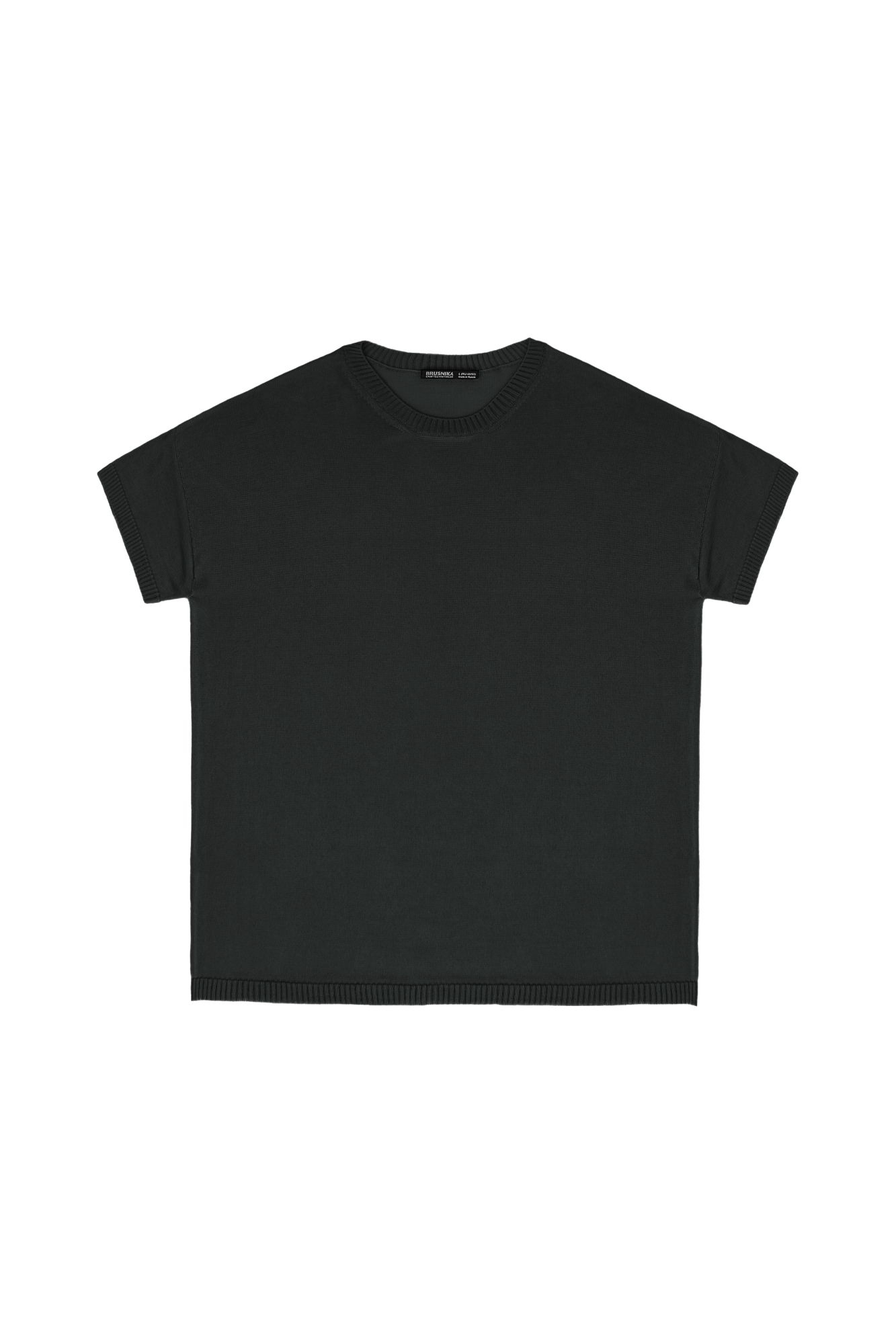 Цельновязаная футболка из 100% вискозы. Модель свободного силуэта, со спущенной линией плеча и круглым вырезом горловины. Края изделия выполнены в рубчик.