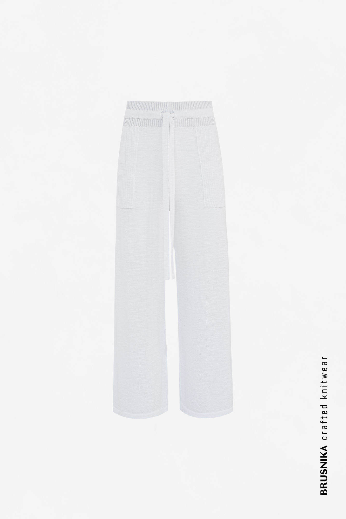 Прямые брюки из вискозы с накладными карманами и регулируемой кулиской на талии.